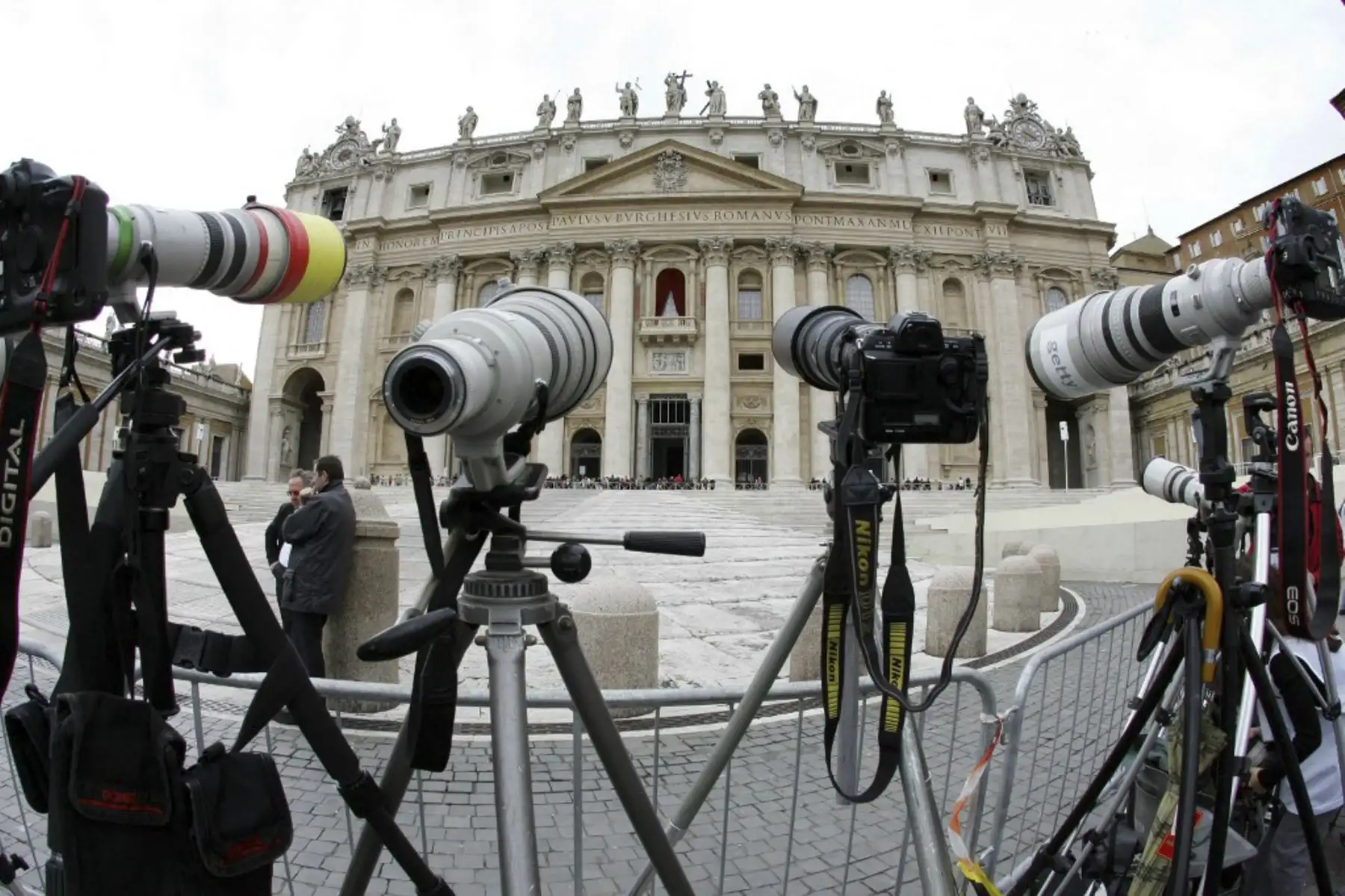 Las cámaras de los fotógrafos se ubican en la Plaza de San Pedro del Vaticano, frente al balcón principal.

Foto: AFP