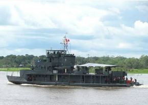 El choque del B.A.P. Ucayali con una plataforma fluvial dejó dos muertos y un desaparecido. Ante el accidente fluvial, que ocurrió en la boca del río Napo, región Loreto, la Marina de Guerra movilizó personal y equipo para socorrer a la tripulación. ANDINA/Difusión
