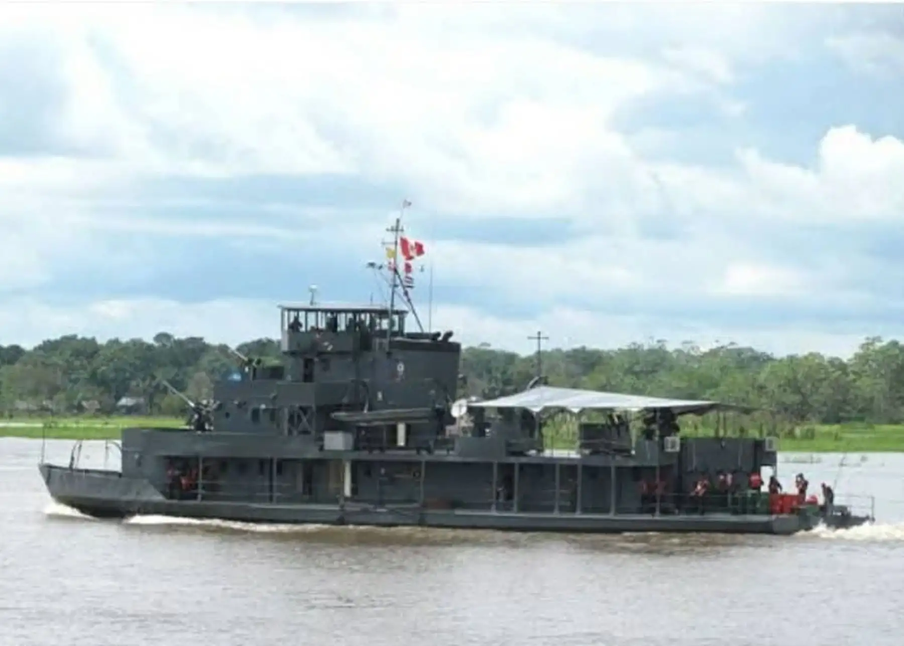 El choque del B.A.P. Ucayali con una plataforma fluvial dejó dos muertos y un desaparecido. Ante el accidente fluvial, que ocurrió en la boca del río Napo, región Loreto, la Marina de Guerra movilizó personal y equipo para socorrer a la tripulación. ANDINA/Difusión