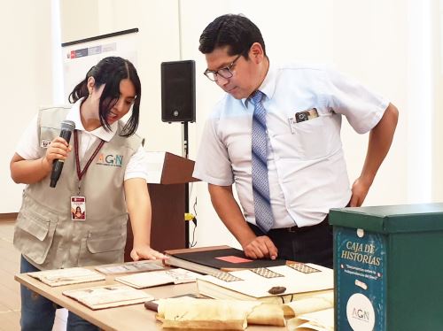 Capacitan a docentes en el uso de documentos históricos como fuentes primarias.