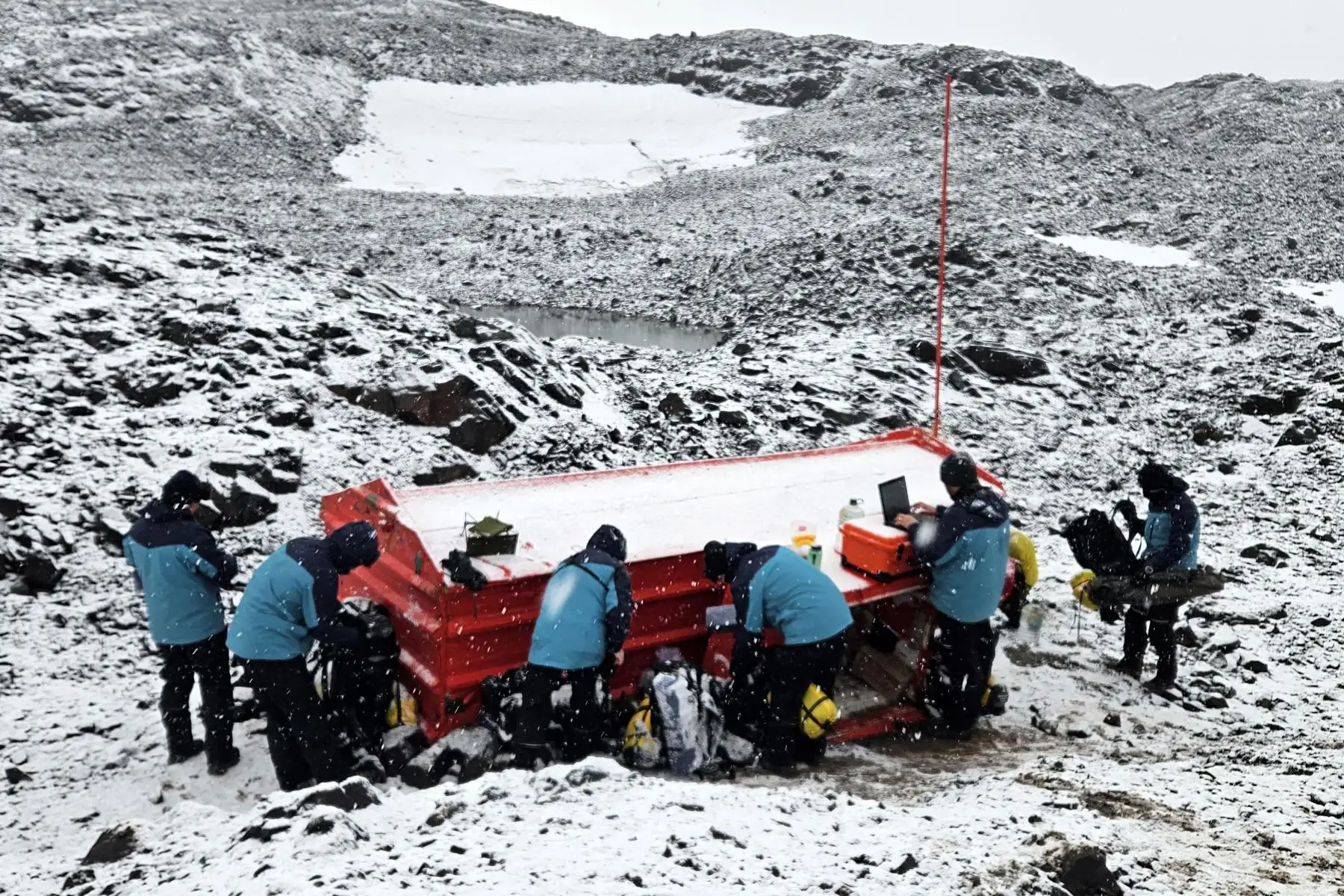 Trabajadores de la base naval chilena Capitán Arturo Prat tras ser evacuados al refugio "Sargento Rojas" en la Antártida tras un fuerte terremoto de magnitud 7,5 en el Pasaje de Drake, la masa de agua que separa Sudamérica de la Antártida. Foto: Armada de Chile / AFP