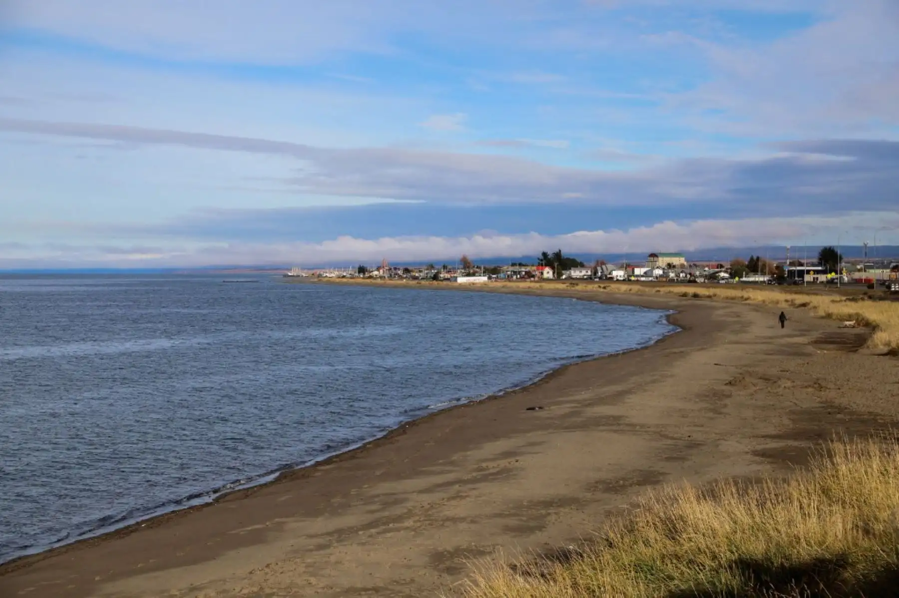 La playa permanece vacía en Punta Arenas, Chile, el 2 de mayo de 2025, tras un fuerte terremoto de magnitud 7,5 en el Pasaje de Drake, la masa de agua que separa Sudamérica de la Antártida. Foto: AFP