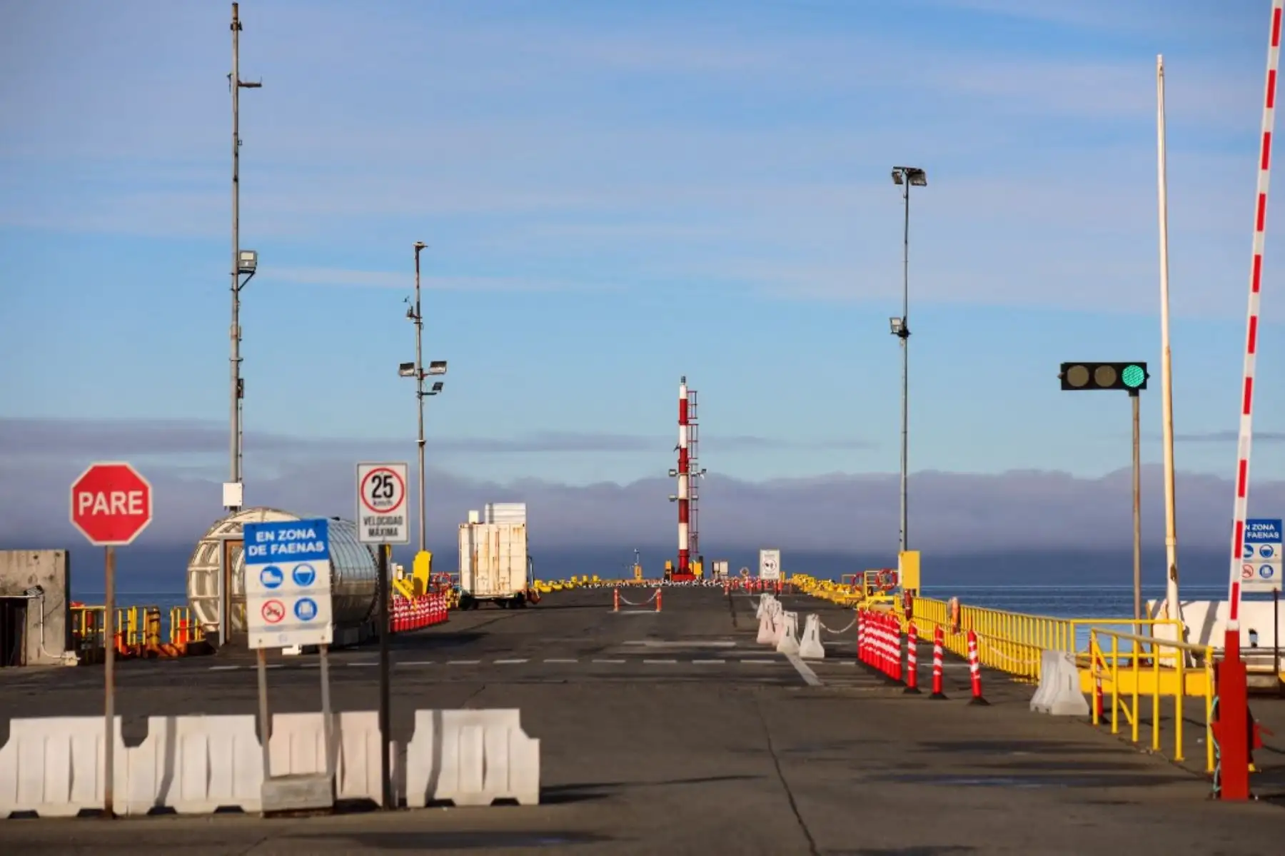 El Terminal Arturo Prat permanece vacío en Punta Arenas, Chile, el 2 de mayo de 2025, tras un fuerte terremoto de magnitud 7,5 en el Pasaje de Drake, la masa de agua que separa Sudamérica de la Antártida. Foto: AFP