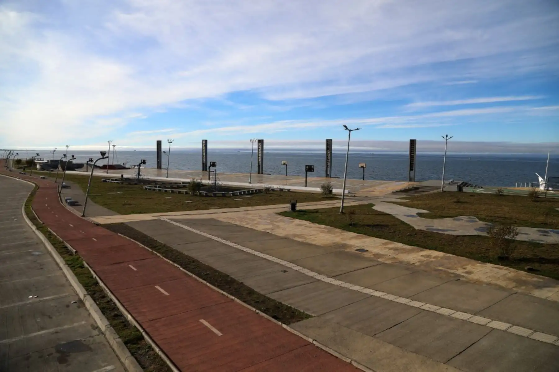 La Costanera del Estrecho permanece vacía en Punta Arenas, Chile, el 2 de mayo de 2025, tras un fuerte terremoto de magnitud 7,5 en el Pasaje de Drake, la masa de agua que separa Sudamérica de la Antártida. Foto: AFP