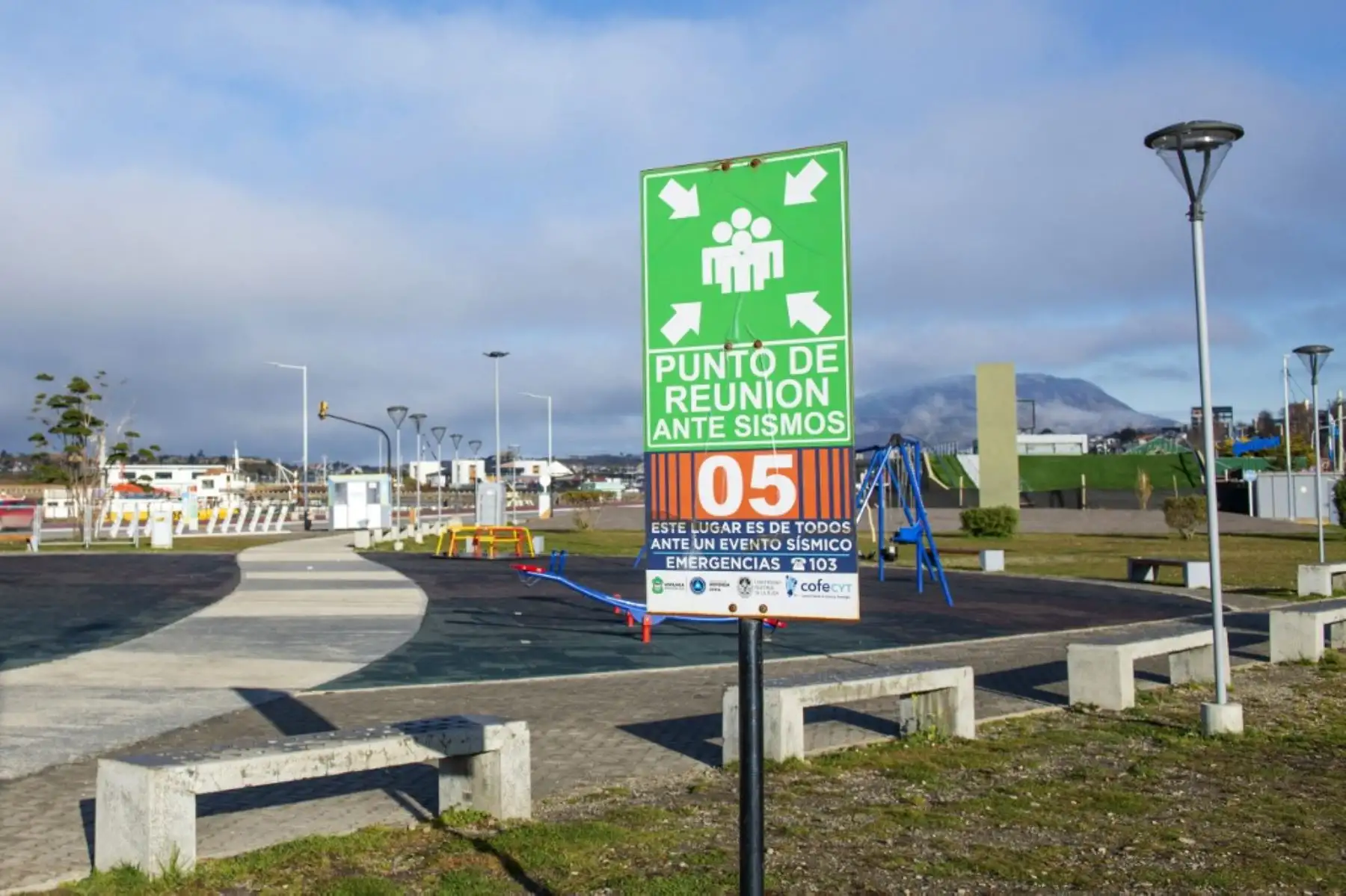 Un cartel indica un punto de encuentro en caso de terremoto en una plaza de Ushuaia, Tierra del Fuego, Argentina, el 2 de mayo de 2025, tras un fuerte terremoto de magnitud 7,5 que azotó el Pasaje de Drake, la masa de agua que separa Sudamérica de la Antártida. Foto: AFP