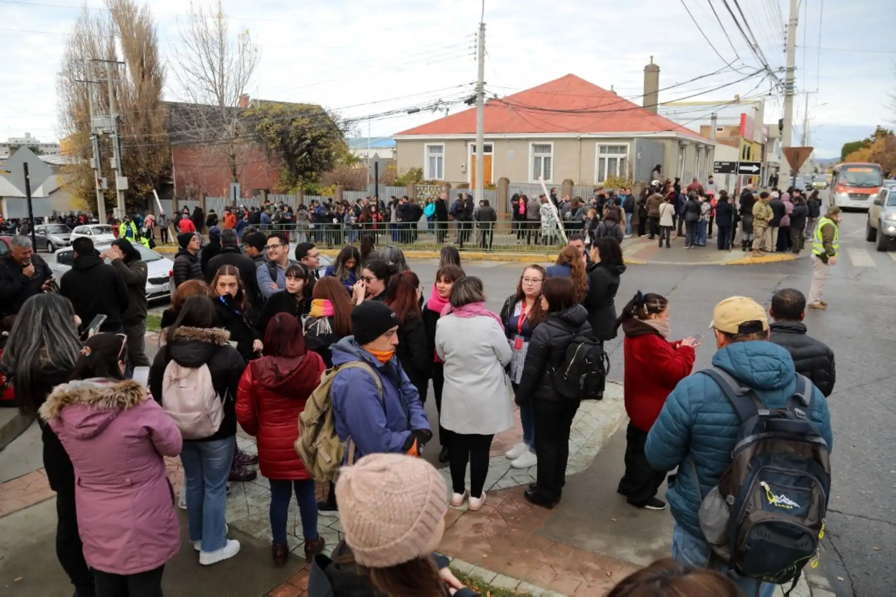 La gente sale a las calles en Punta Arenas, Chile, el 2 de mayo de 2025, tras un fuerte terremoto de magnitud 7,5 que azotó el Pasaje de Drake, la masa de agua que separa Sudamérica de la Antártida. Foto: AFP