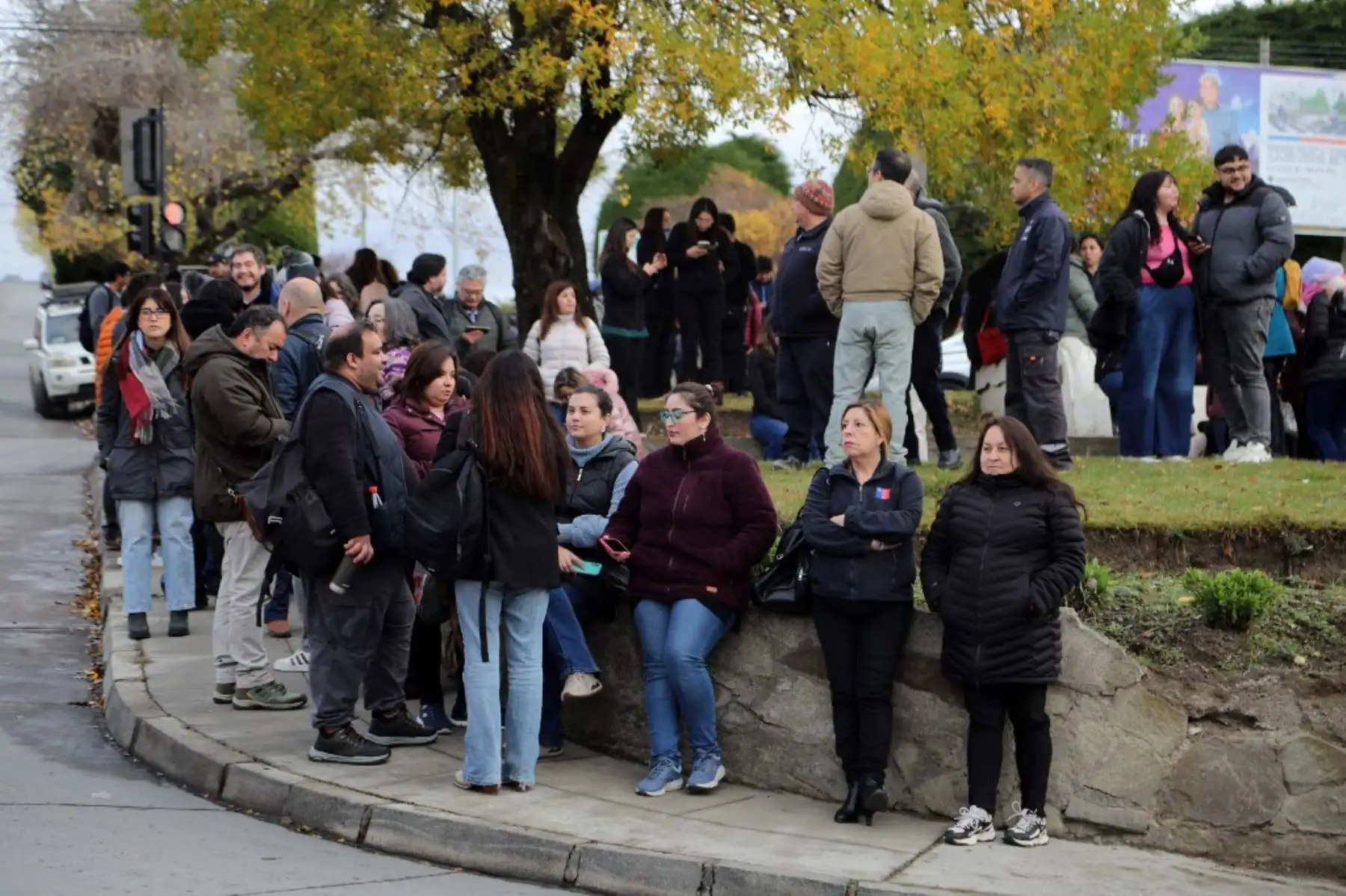 La gente sale a las calles en Punta Arenas, Chile, el 2 de mayo de 2025, tras un fuerte terremoto de magnitud 7,5 que azotó el Pasaje de Drake, la masa de agua que separa Sudamérica de la Antártida. Foto: AFP