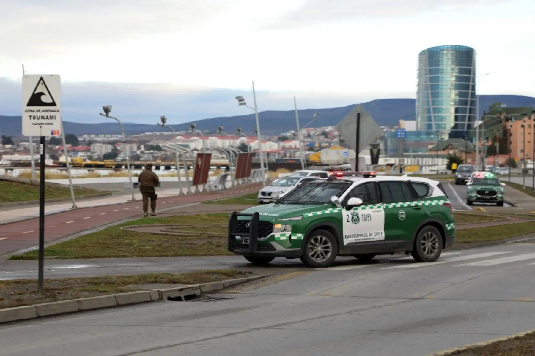 La policía patrulla la carretera costera de Punta Arenas, Chile, el 2 de mayo de 2025, tras un fuerte terremoto de magnitud 7,5 en el Pasaje de Drake, la masa de agua que separa Sudamérica de la Antártida. Foto: AFP