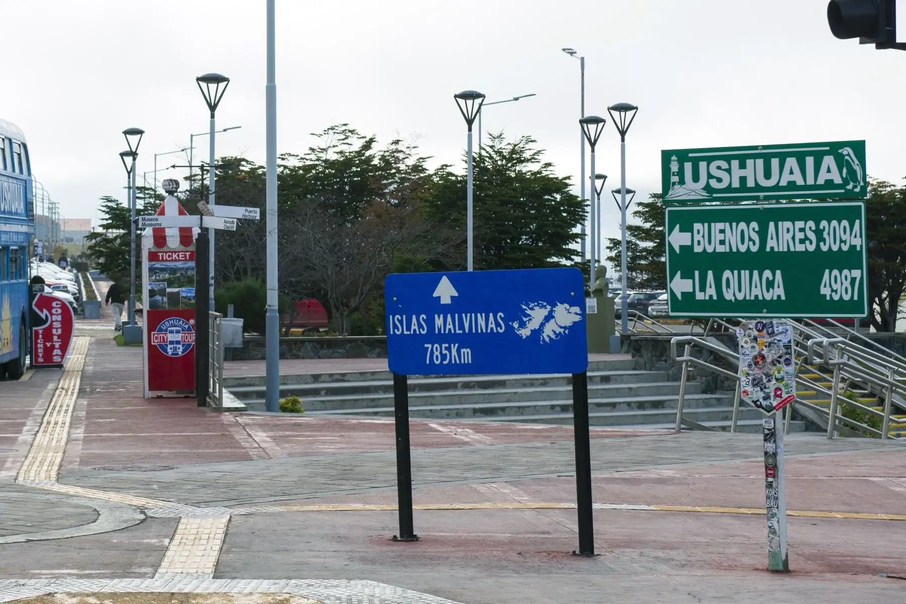Calles, avenidas y plazas vacías en Ushuaia, Tierra del Fuego, Argentina, tras un fuerte terremoto de magnitud 7,5 que azotó el Pasaje de Drake, la masa de agua que separa Sudamérica de la Antártida. El terremoto en alta mar provocó una alerta de tsunami en el extremo sur de Chile y Argentina, y las autoridades evacuaron a los residentes de las zonas costeras. Foto: AFP