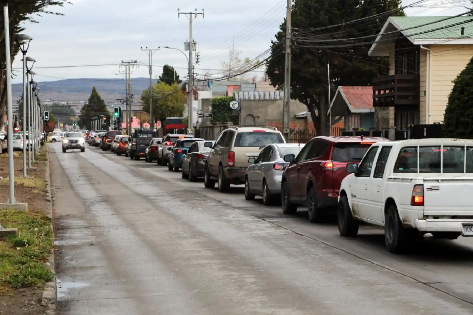Tráfico vejicular intenso por una carretera en Punta Arenas, Chile, el 2 de mayo de 2025, tras un fuerte terremoto de magnitud 7,5 que azotó el Pasaje de Drake, la masa de agua que separa Sudamérica de la Antártida. Foto: AFP