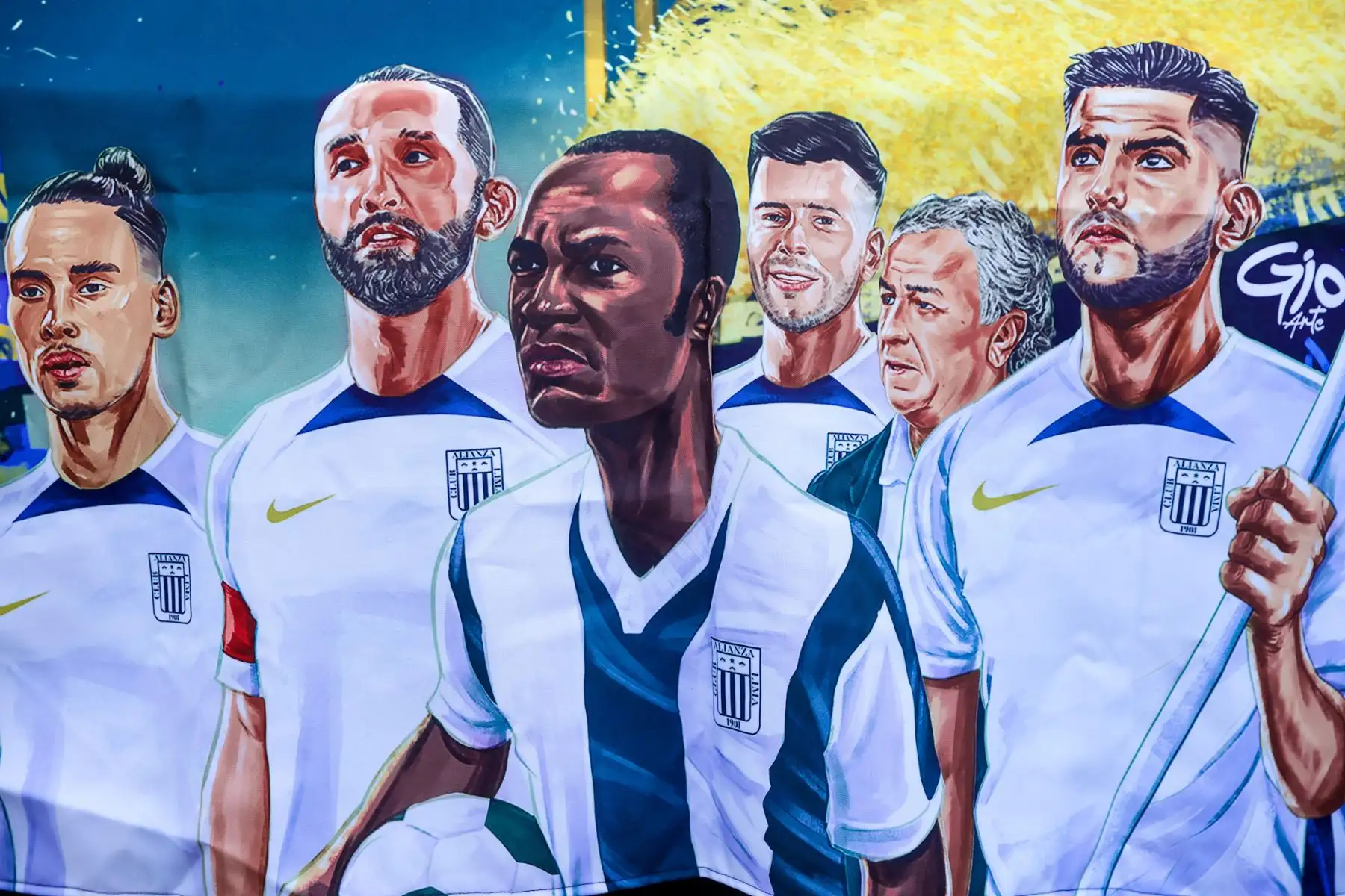 A pocos minutos del inicio del duelo entre Alianza Lima y Cienciano por la jornada 11 de la Liga 1, los alrededores del estadio Alejandro Villanueva vibran con el fervor blanquiazul. Familias enteras, hinchas apasionados y vendedores ambulantes llenan las calles, entre aromas de anticuchos, polladas y picarones. La salsa, las banderas azules y el ambiente festivo reflejan la mística Alianza Lima. Foto: ANDINA/Luis Iparraguirre