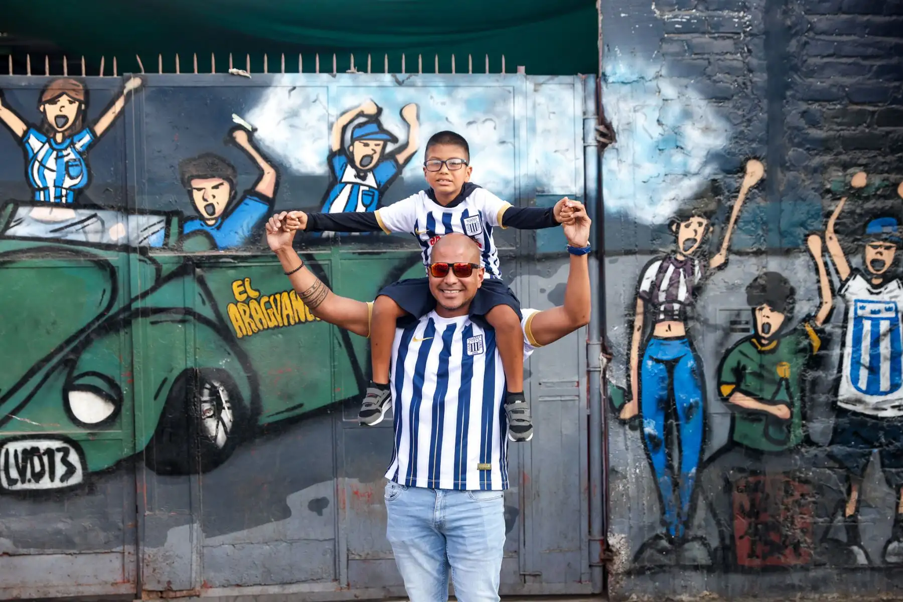 A pocos minutos del inicio del duelo entre Alianza Lima y Cienciano por la jornada 11 de la Liga 1, los alrededores del estadio Alejandro Villanueva vibran con el fervor blanquiazul. Familias enteras, hinchas apasionados y vendedores ambulantes llenan las calles, entre aromas de anticuchos, polladas y picarones. La salsa, las banderas azules y el ambiente festivo reflejan la mística Alianza Lima. Foto: ANDINA/Luis Iparraguirre