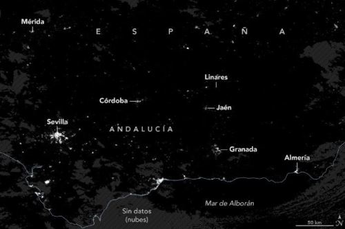 Los cortes prolongados del servicio eléctrico en Andalucía, una comunidad autónoma del sur de España, son visibles en estos mapas. Foto: NASA