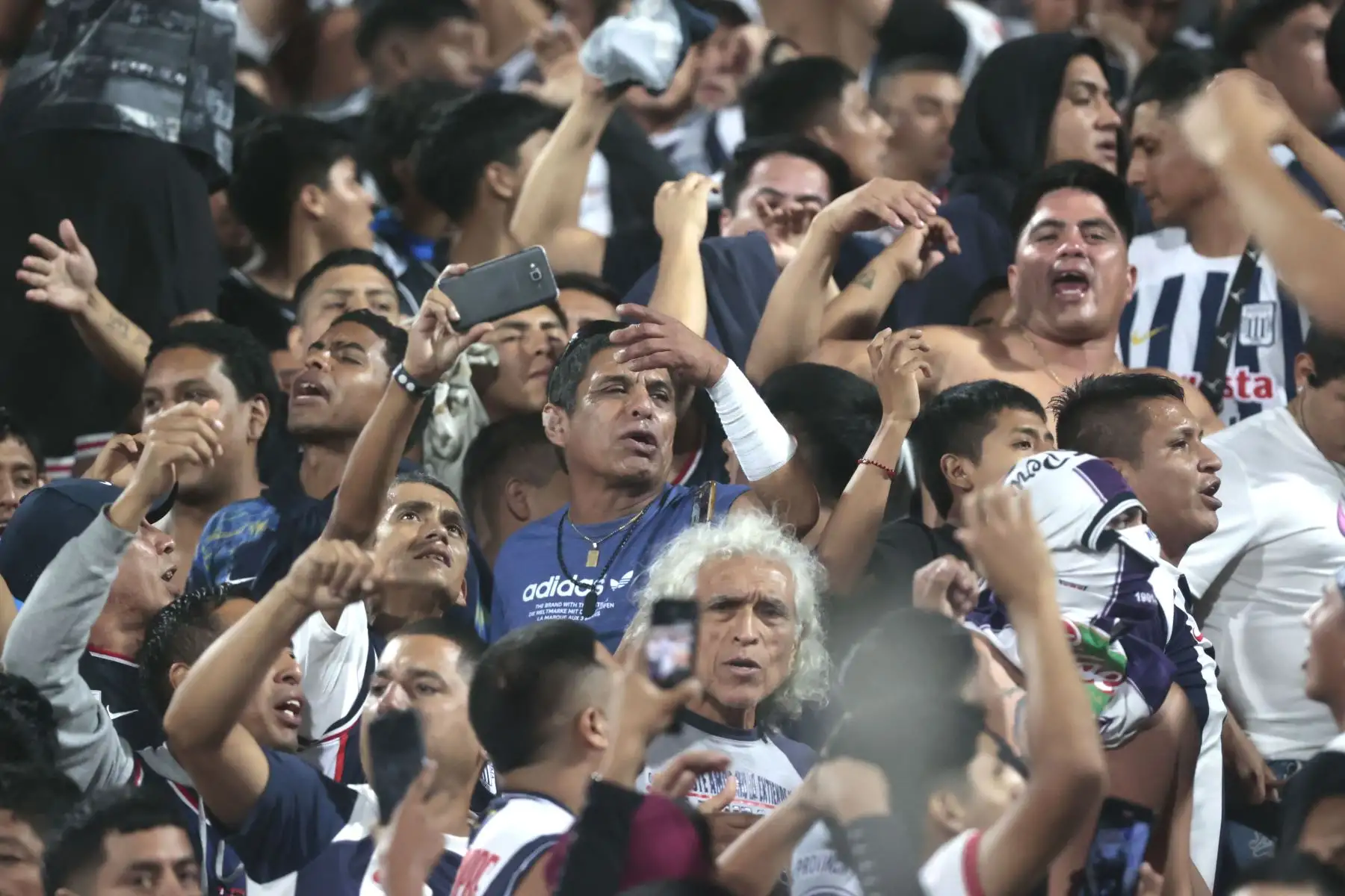 Hinchas de Alianza Lima por la jornada 11 de la Liga 1, en estadio Alejandro Villanueva vibran con el fervor blanquiazul.
Foto: ANDINA/Vidal Tarqui