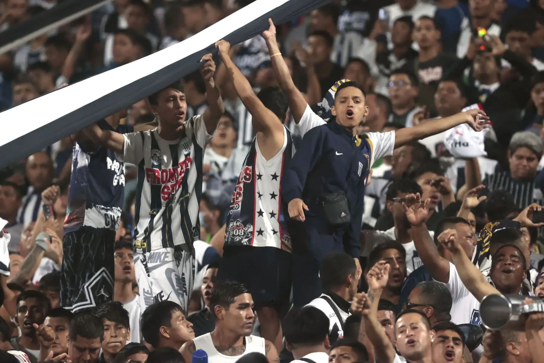 Hinchas de Alianza Lima por la jornada 11 de la Liga 1, en estadio Alejandro Villanueva vibran con el fervor blanquiazul.
Foto: ANDINA/Vidal Tarqui