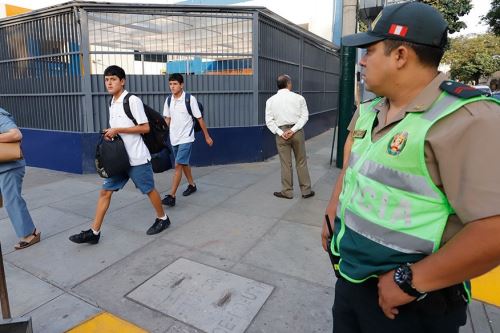 La Policía Nacional ejecuta una estrategia para brindar seguridad en los colegios. Foto: Mininter