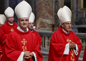 El cardenal francés Jean-Paul Vesco (izq.) y el cardenal portugués Augusto Dos Santos Marto asisten a la misa del Séptimo Novemdiale en la basílica de San Pedro, después del funeral del Papa y antes del cónclave, en el Vaticano, el 2 de mayo de 2025. Foto: AFP