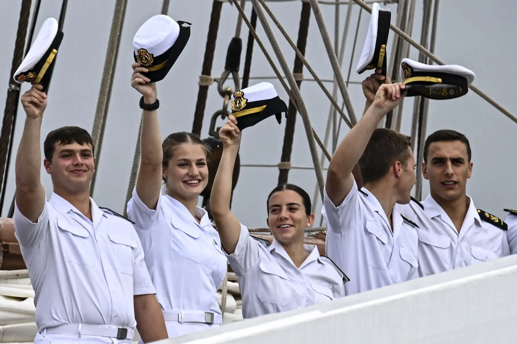 La Princesa Heredera de España, Leonor, saluda a bordo del buque escuela de la Armada Española, Juan Sebastián de Elcano, a su llegada a la Terminal de Cruceros de Amador en la Ciudad de Panamá. Foto: AFP