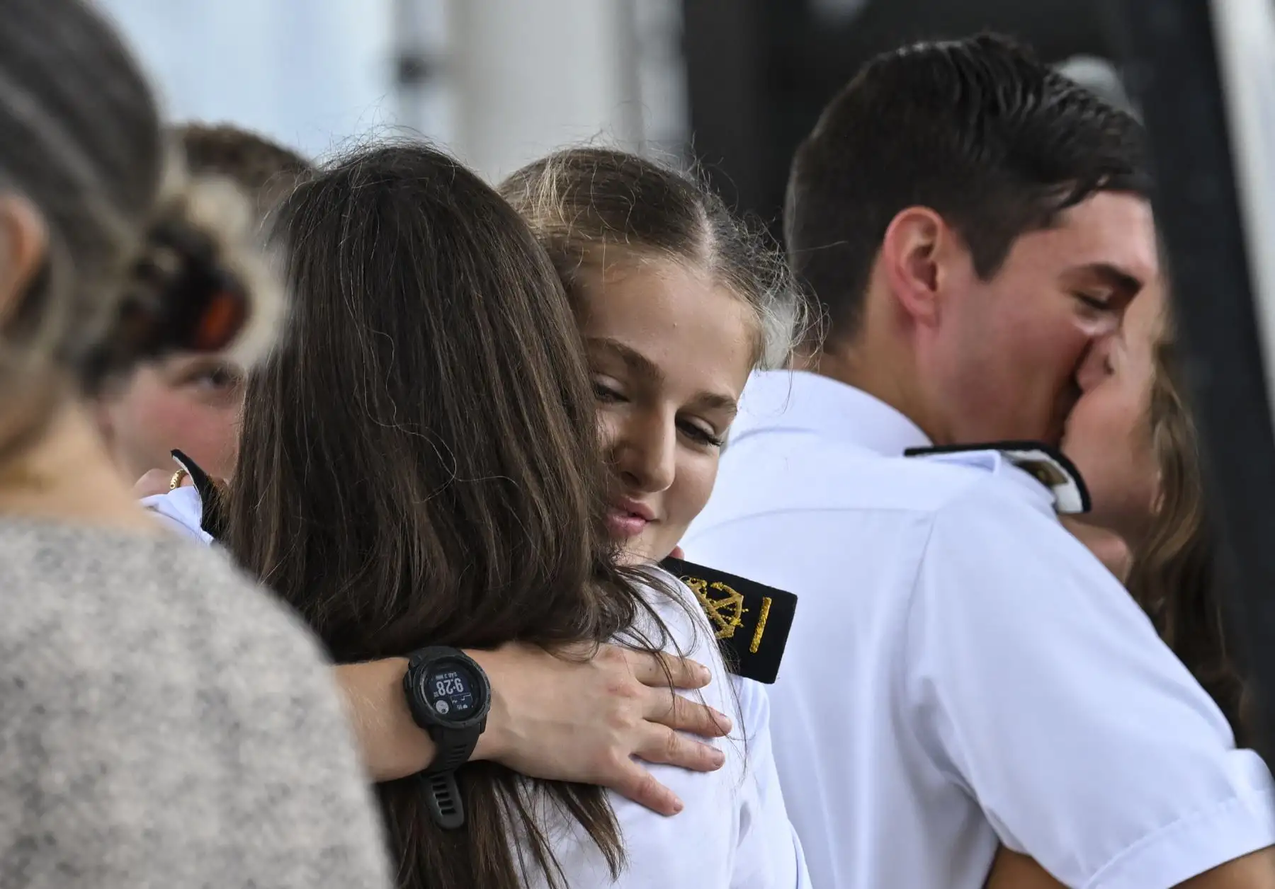 La Princesa Heredera de España, Leonor, es recibida por su madre, la Reina Letizia de España, tras desembarcar del buque escuela de la Armada Española, Juan Sebastián de Elcano, a su llegada a la Terminal de Cruceros de Amador en la Ciudad de Panamá. AFP