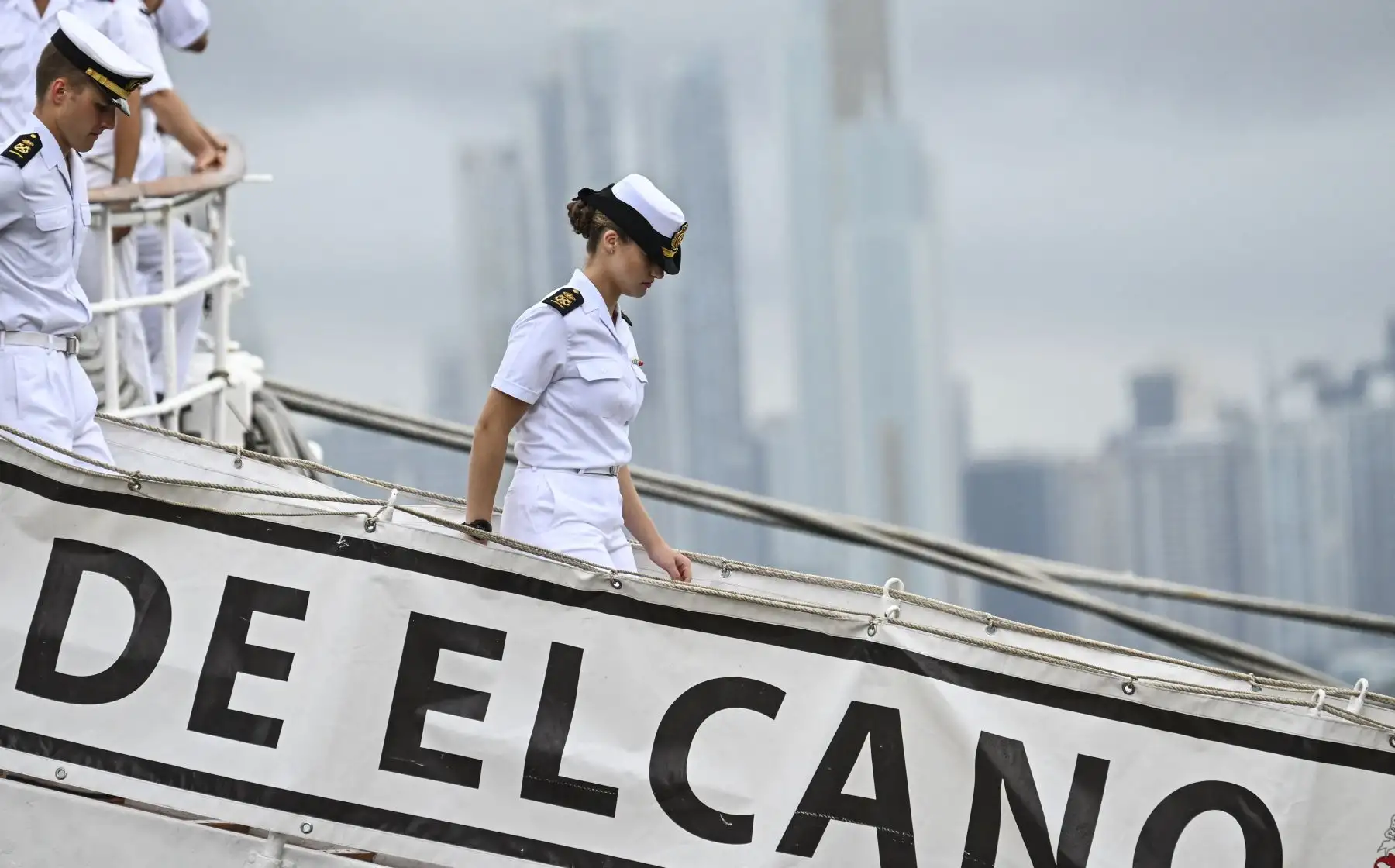 La Princesa Heredera de España, Leonor, desembarca del buque escuela de la Armada Española Juan Sebastián de Elcano a su llegada a la Terminal de Cruceros de Amador en la Ciudad de Panamá. AFP