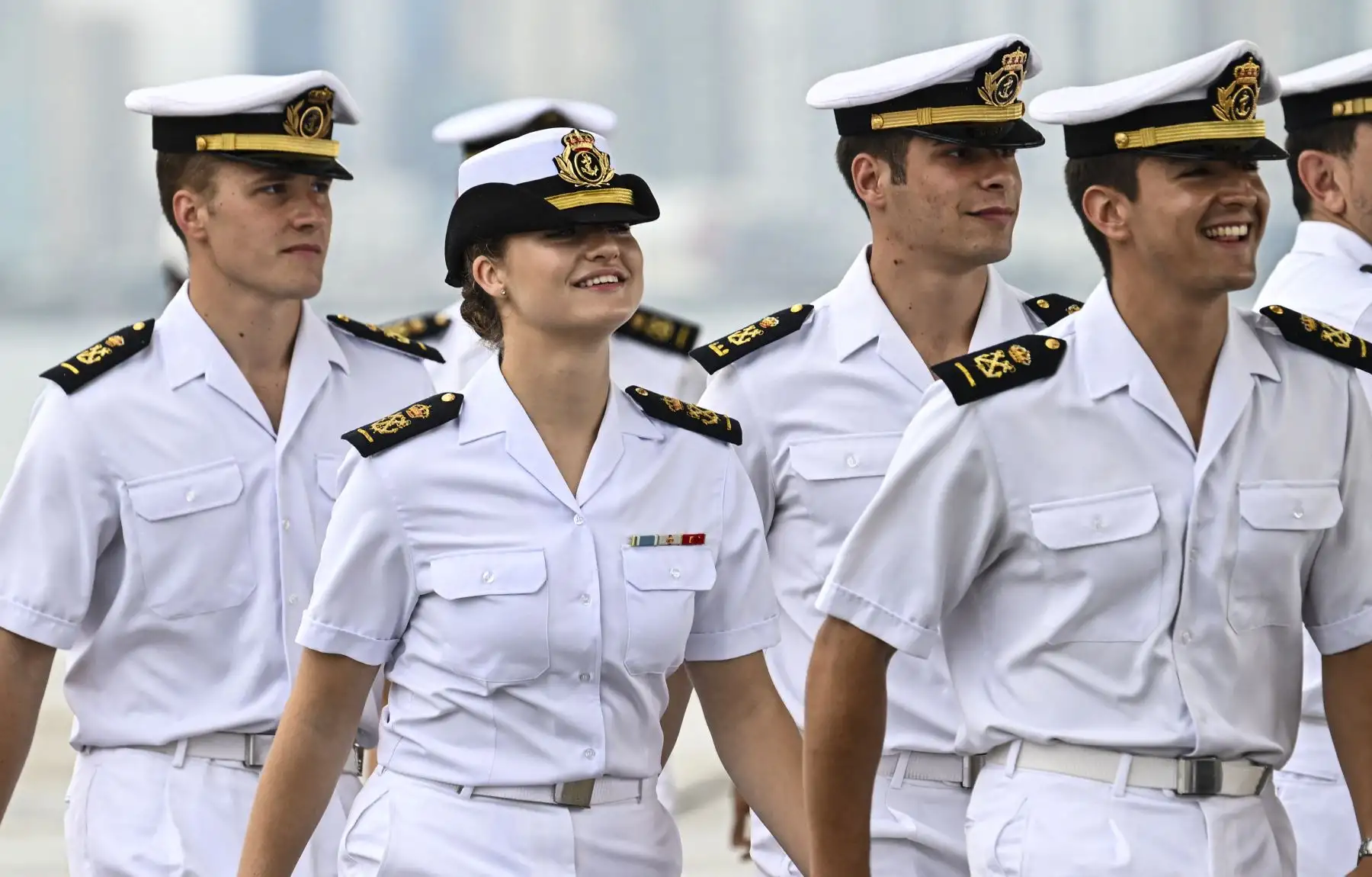 La Princesa Heredera de España, Leonor camina a su llegada a bordo del buque escuela de la Armada Española, Juan Sebastián de Elcano, en la Terminal de Cruceros de Amador en la Ciudad de Panamá. AFP