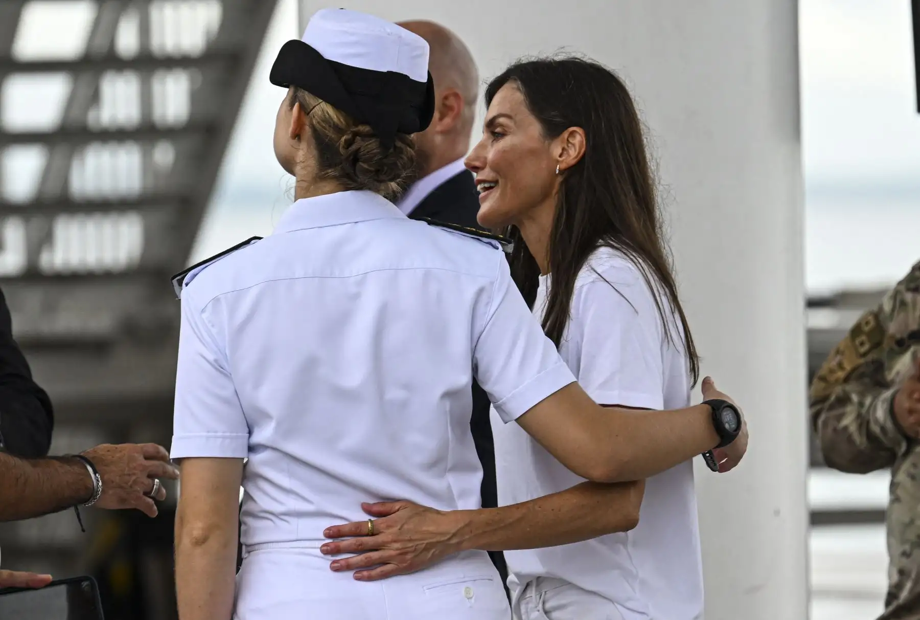La Princesa Heredera de España, Leonor  es recibida por su madre, la Reina Letizia de España, tras desembarcar del buque escuela de la Armada Española, Juan Sebastián de Elcano, a su llegada a la Terminal de Cruceros de Amador en la Ciudad de Panamá. AFP