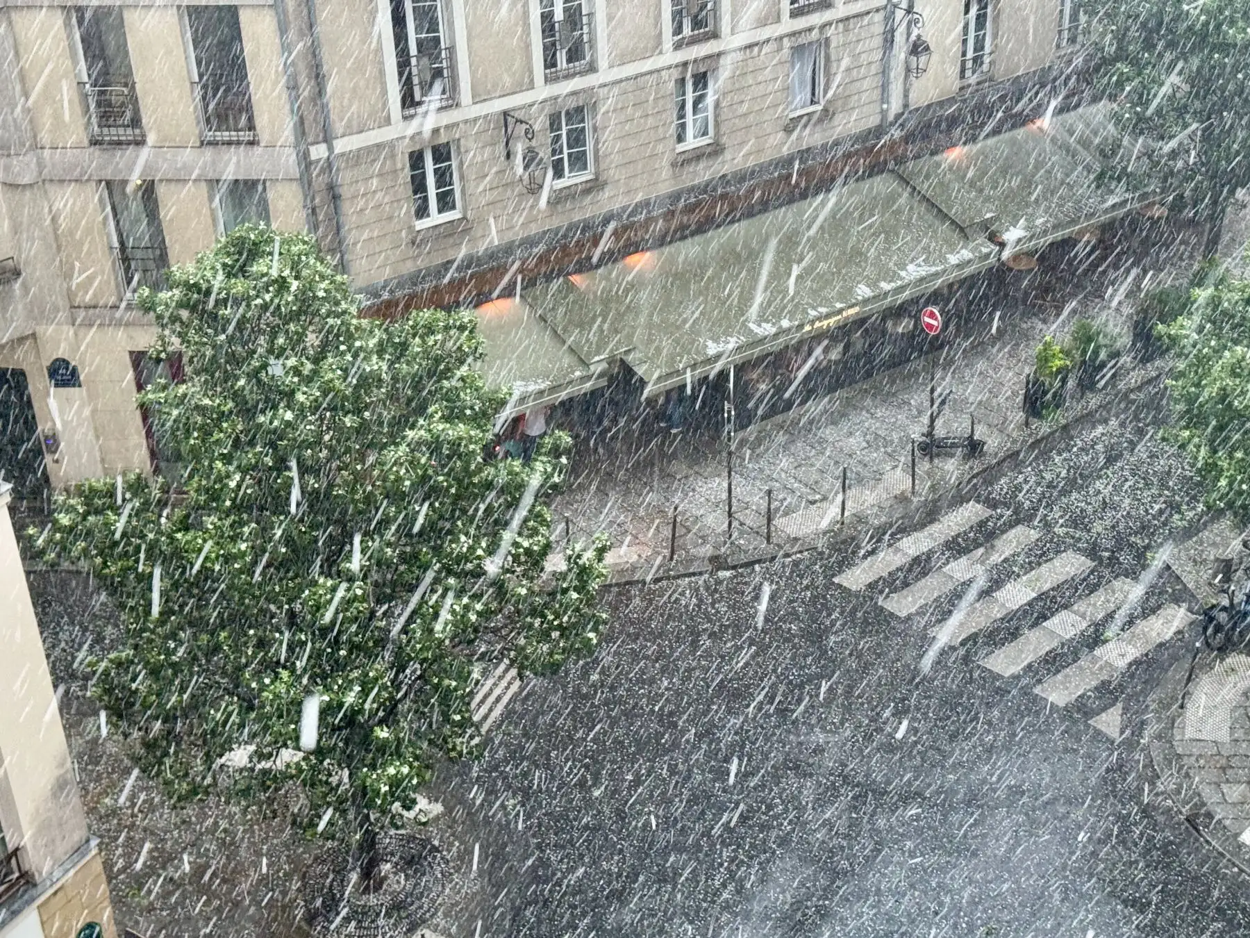 Se observan granizos cayendo durante una tormenta de granizo en París. AFP
