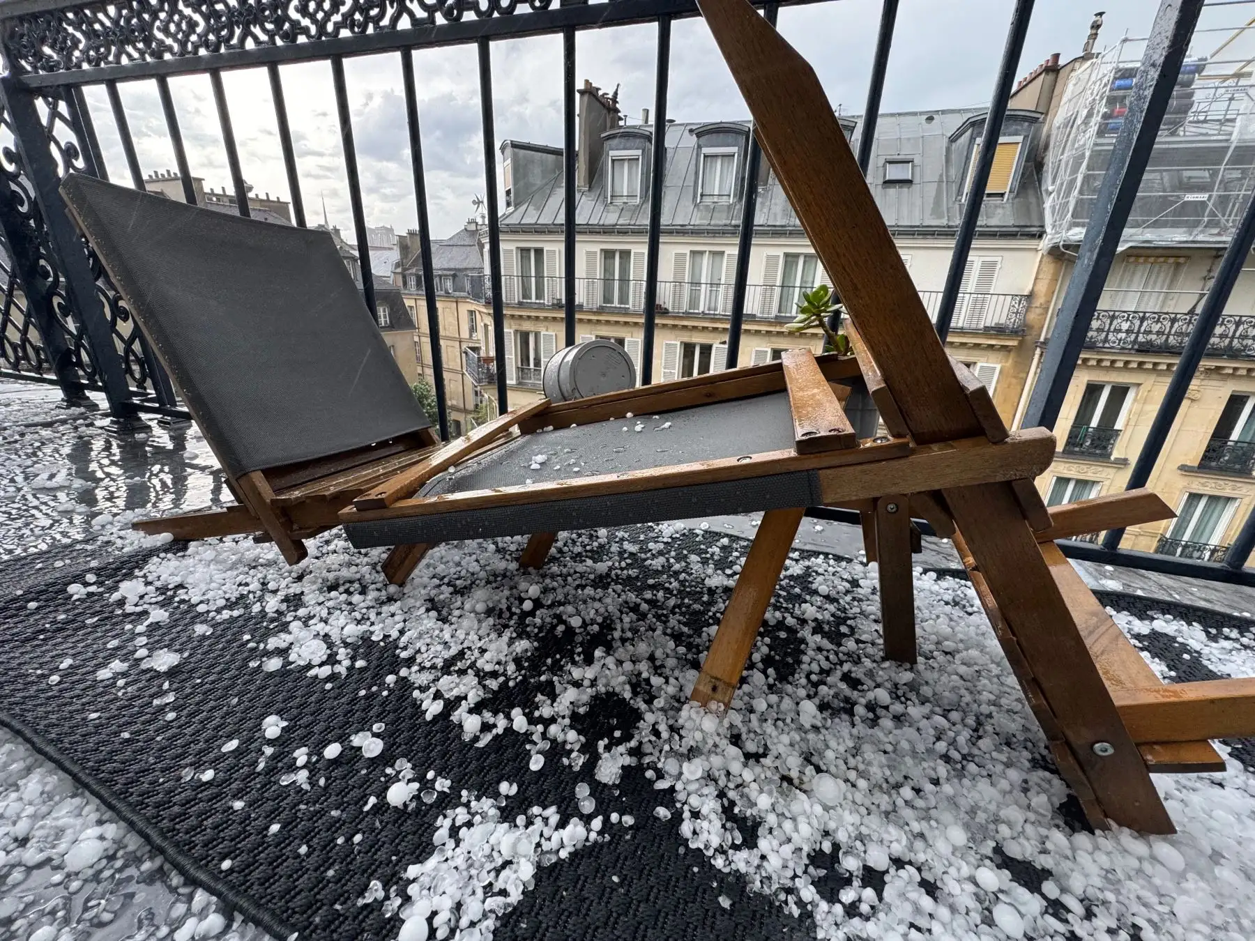 Granizo cubre un balcón tras una tormenta de granizo en el centro de París. AFP