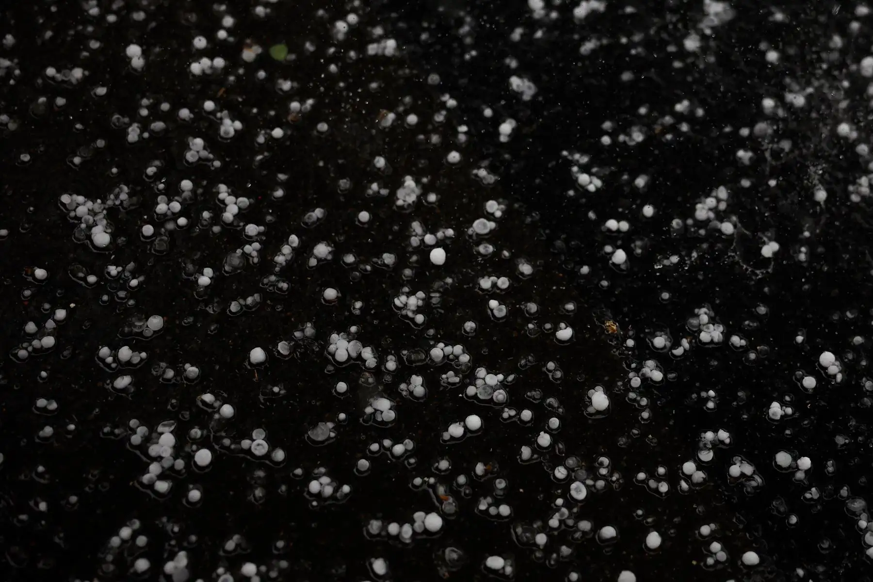 Esta fotografía muestra granizos cubriendo el suelo después de una tormenta de granizo en París. AFP