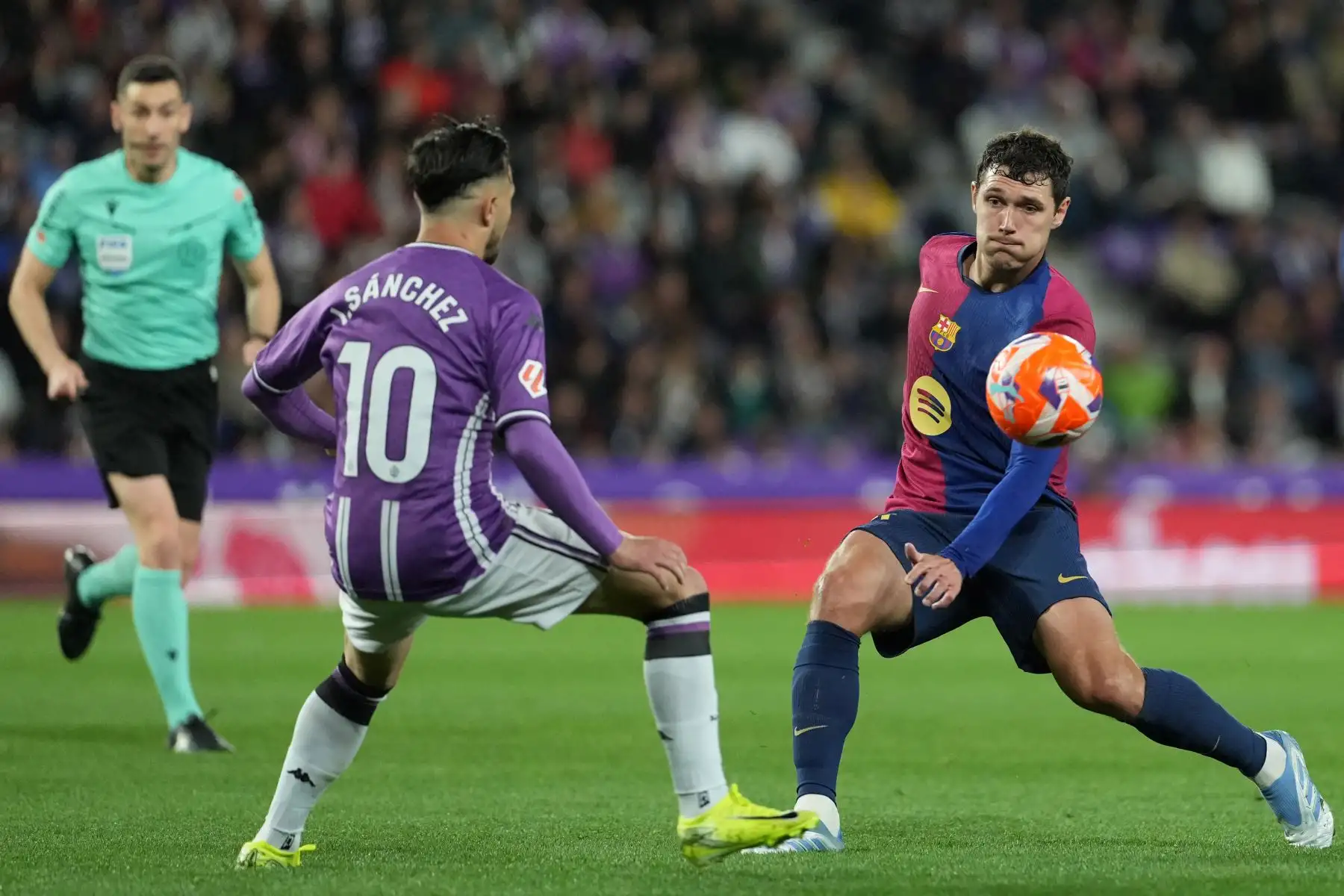 El centrocampista español del Real Valladolid, Iván Sánchez, y el defensor danés del Barcelona, ​​Andreas Christensen, compiten por el balón durante el partido de fútbol de la liga española entre el Real Valladolid FC y el FC Barcelona en el estadio José Zorrilla en Valladolid .
Foto: AFP