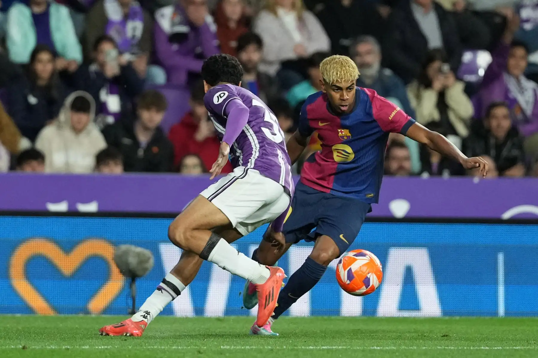 El defensa marroquí  del Real Valladolid, Adam Aznou, y el delantero español  del Barcelona, ​​Lamine Yamal, compiten por el balón durante el partido de fútbol de la liga española entre el Real Valladolid FC y el FC Barcelona en el estadio José Zorrilla en Valladolid.
Foto: AFP