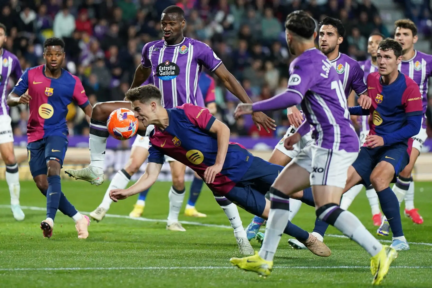 El centrocampista español  del Barcelona Pablo Gavi  se lanza para cabecear el balón a pesar de ser desafiado por el delantero senegalés  del Real Valladolid Mamadou Sylla durante el partido de fútbol de la liga española entre el Real Valladolid FC y el FC Barcelona en el estadio José Zorrilla en Valladolid.
Foto: AFP