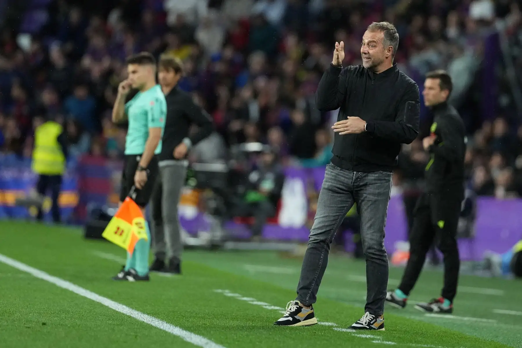 El entrenador alemán del Barcelona, ​​Hans-Dieter Flick, hace un gesto durante el partido de fútbol de la liga española entre el Real Valladolid FC y el FC Barcelona en el estadio José Zorrilla de Valladolid.
Foto: AFP