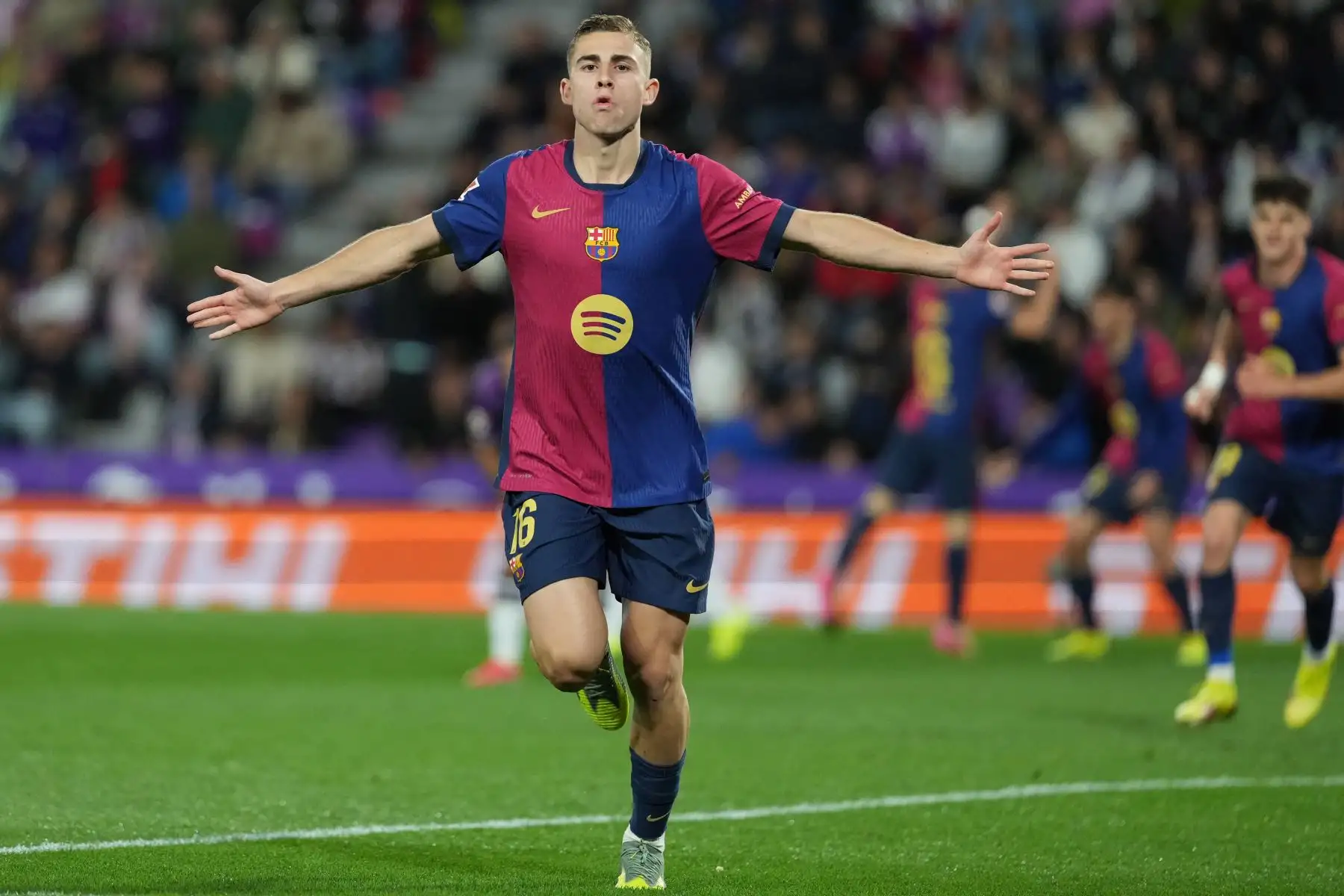 El centrocampista español  del Barcelona, ​​Fermín López, celebra el segundo gol de su equipo durante el partido de fútbol de la liga española entre el Real Valladolid FC y el FC Barcelona en el estadio José Zorrilla en Valladolid.
Foto: AFP