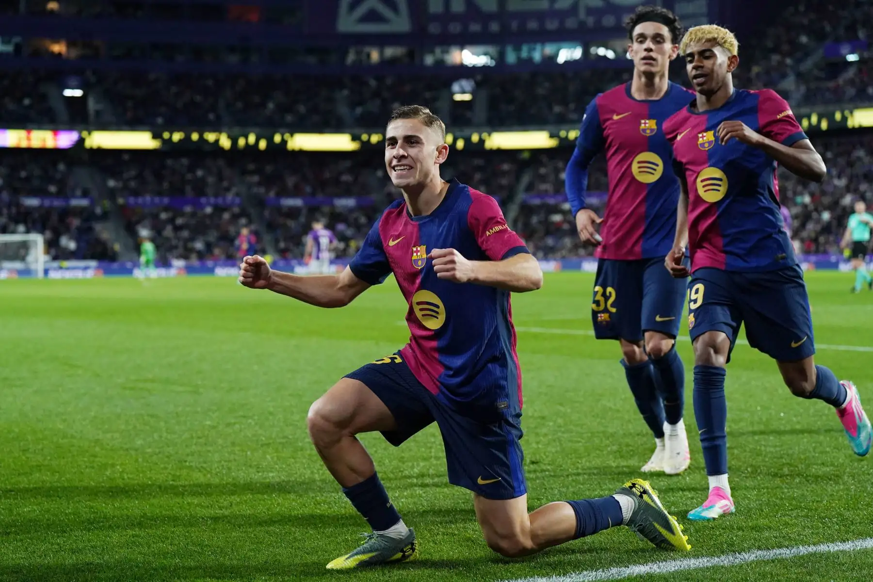 El centrocampista español  del Barcelona, ​​Fermín López  celebra el segundo gol de su equipo durante el partido de fútbol de la liga española entre el Real Valladolid FC y el FC Barcelona en el estadio José Zorrilla en Valladolid.
Foto: AFP