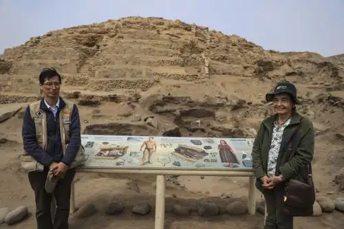 Arqueólogos Ruth Shady y David Palomino en la Ciudad Pesquera de Áspero. ANDINA/Jhonel Rodríguez Robles