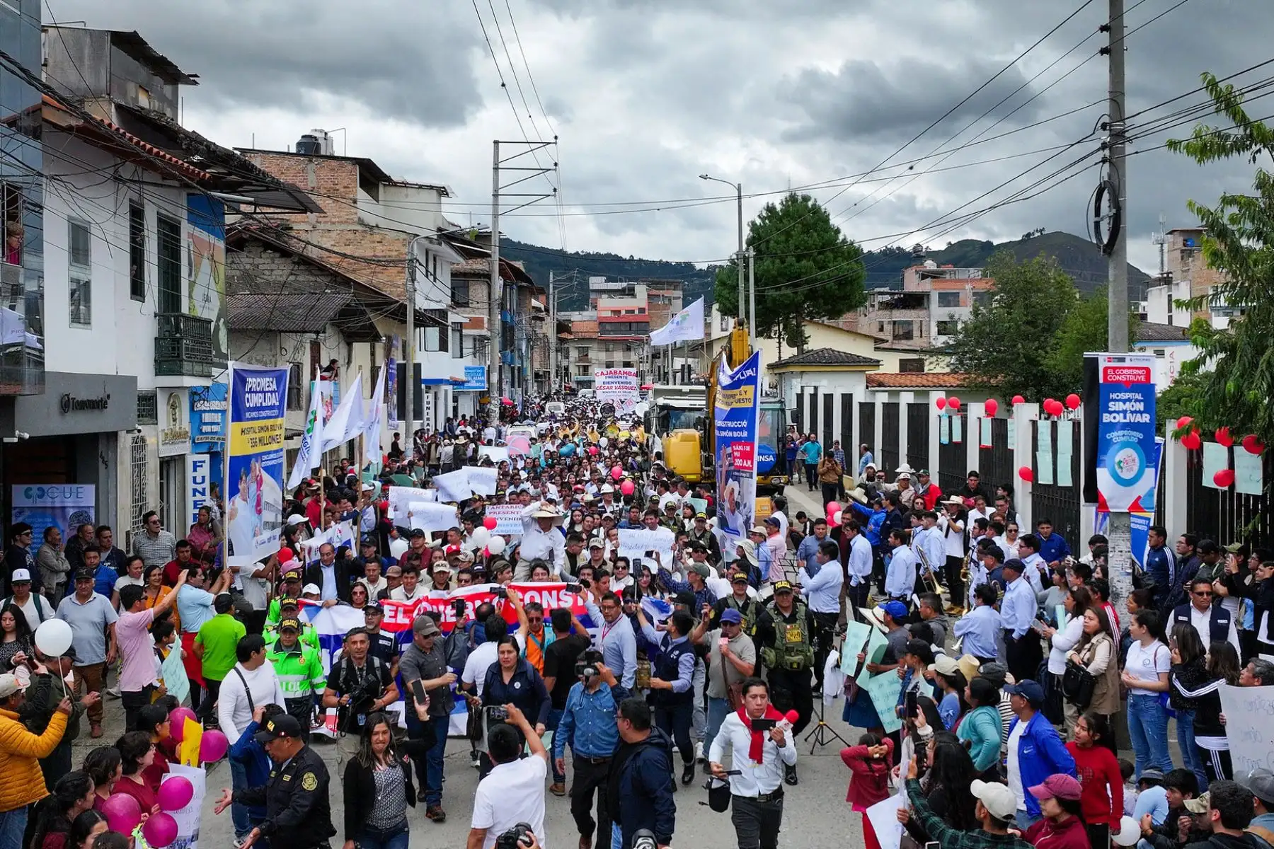 El ministro de Salud, César Vásquez  llega a Cajamarca para dar inicio a la construcción del nuevo Hospital Simón Bolívar, una obra emblemática que beneficiará a más de 413 000 personas.
Foto: Minsa