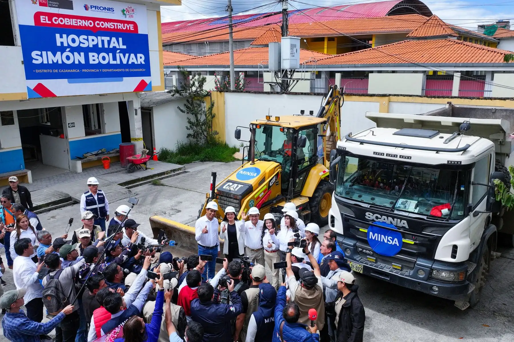 El ministro de Salud, César Vásquez  llega a Cajamarca para dar inicio a la construcción del nuevo Hospital Simón Bolívar, una obra emblemática que beneficiará a más de 413 000 personas.
Foto: Minsa