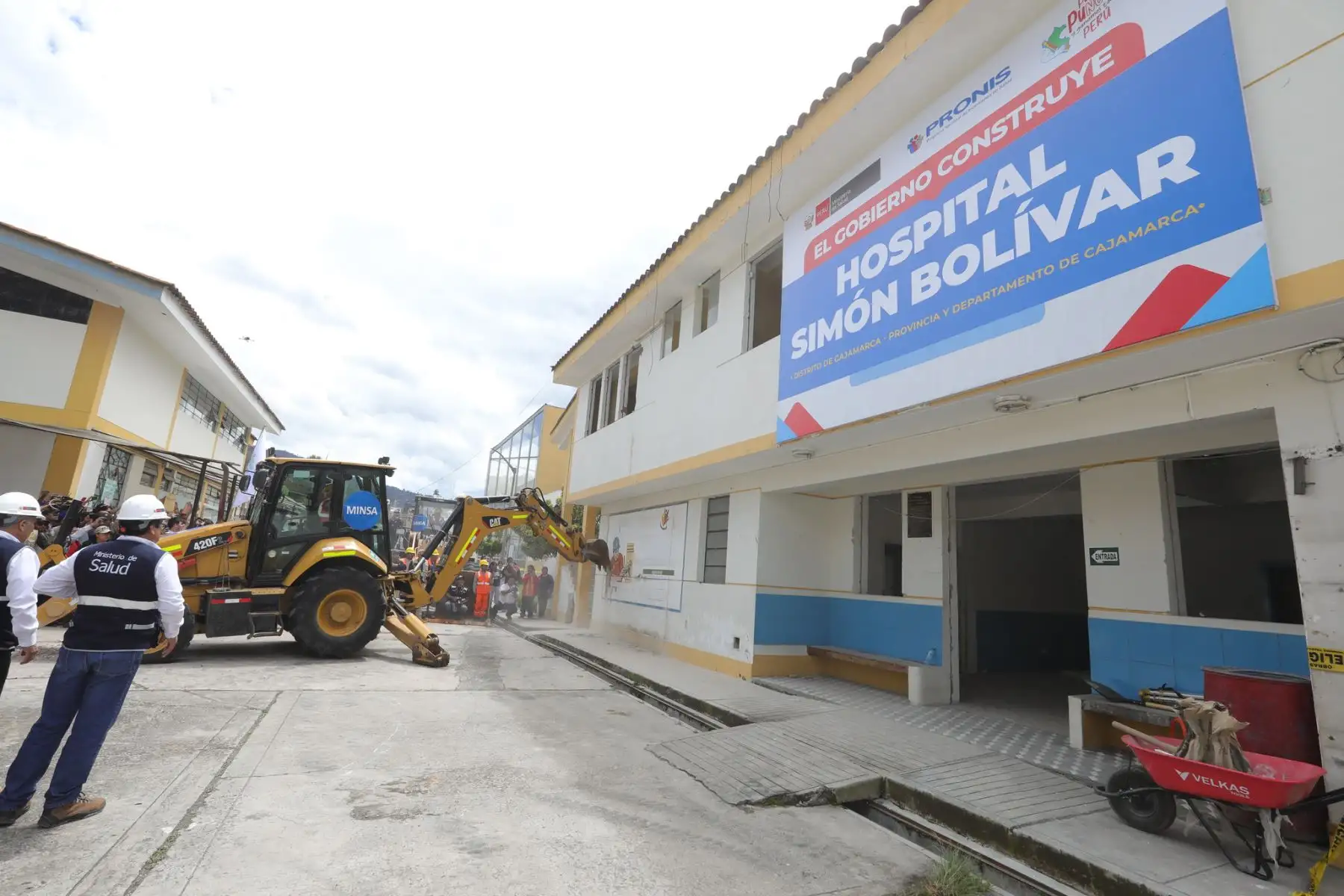 El ministro de Salud, César Vásquez  llega a Cajamarca para dar inicio a la construcción del nuevo Hospital Simón Bolívar, una obra emblemática que beneficiará a más de 413 000 personas.
Foto: Minsa