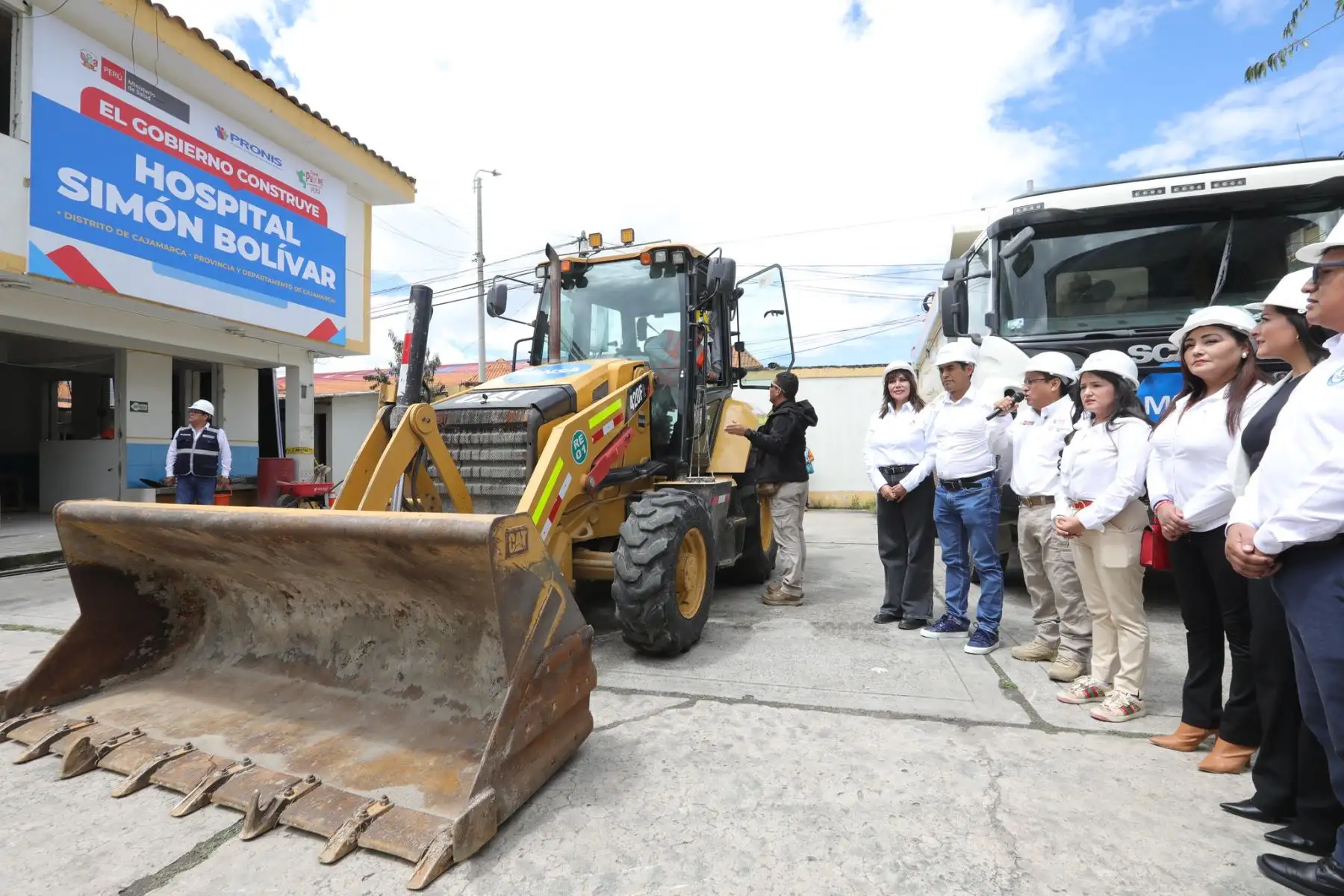 El ministro de Salud, César Vásquez  llega a Cajamarca para dar inicio a la construcción del nuevo Hospital Simón Bolívar, una obra emblemática que beneficiará a más de 413 000 personas.
Foto: Minsa
