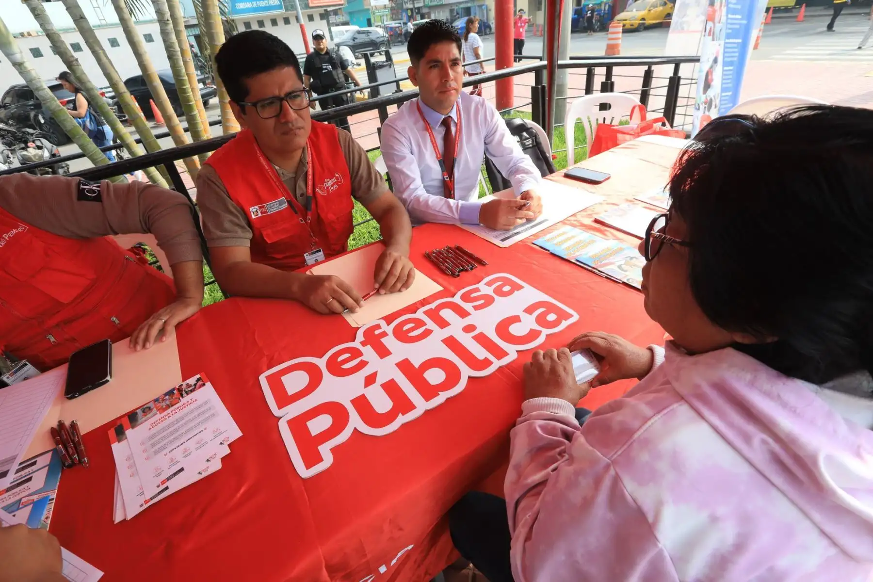 El ministerio de Justicia y Derechos Humanos promueve  “La Caravana de Justicia”, espacio que permite a los vecinos de Puente Piedra acceder  a los servicios gratuitos del sector Justicia en favor de la ciudadanía.
Foto:  MINJUSDH