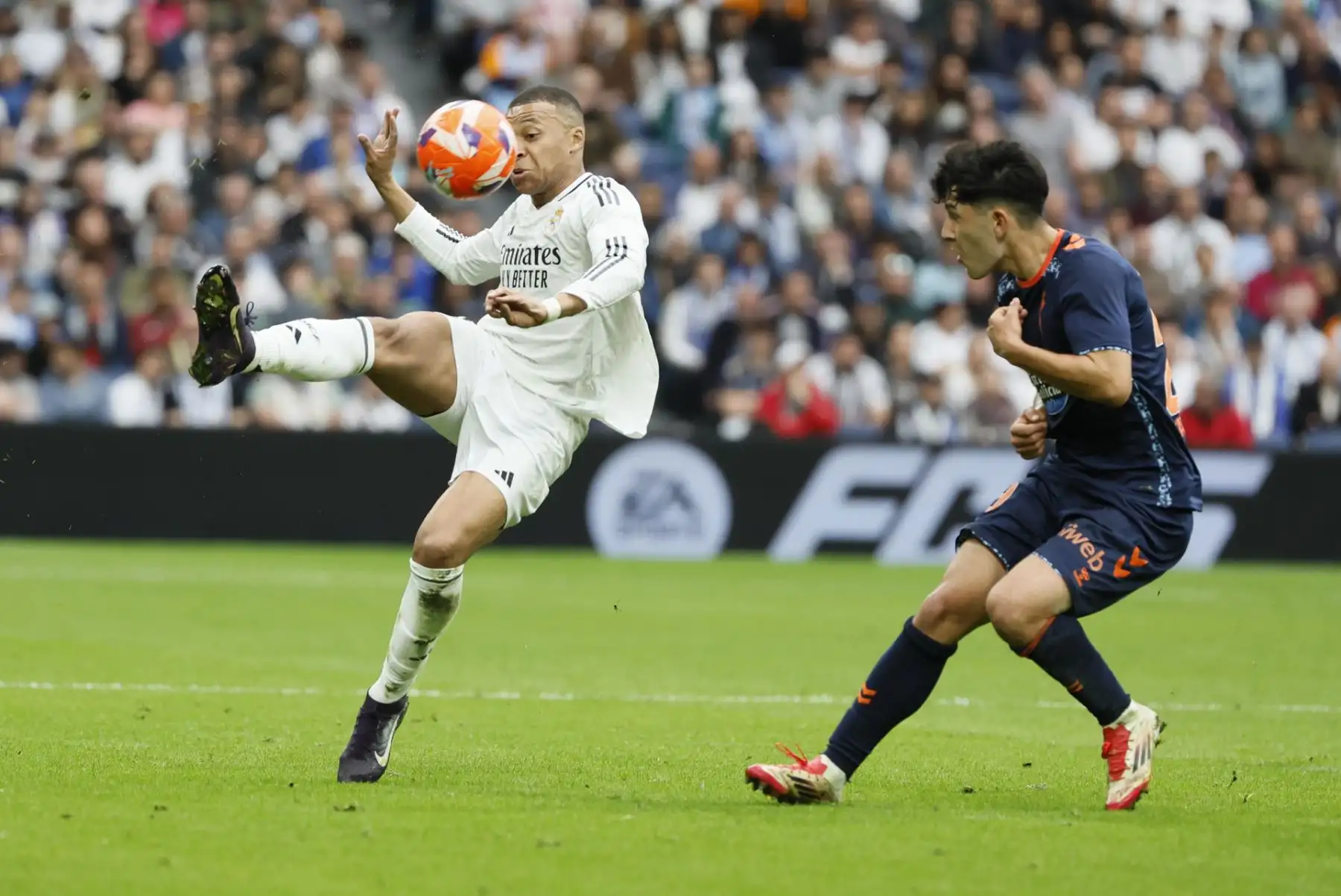 El delantero del Real Madrid Kylian Mbappé, en acción ante el defensa central del Celta de Vigo Yoel Lago durante el partido entre el Real Madrid y el Celta. Foto: EFE