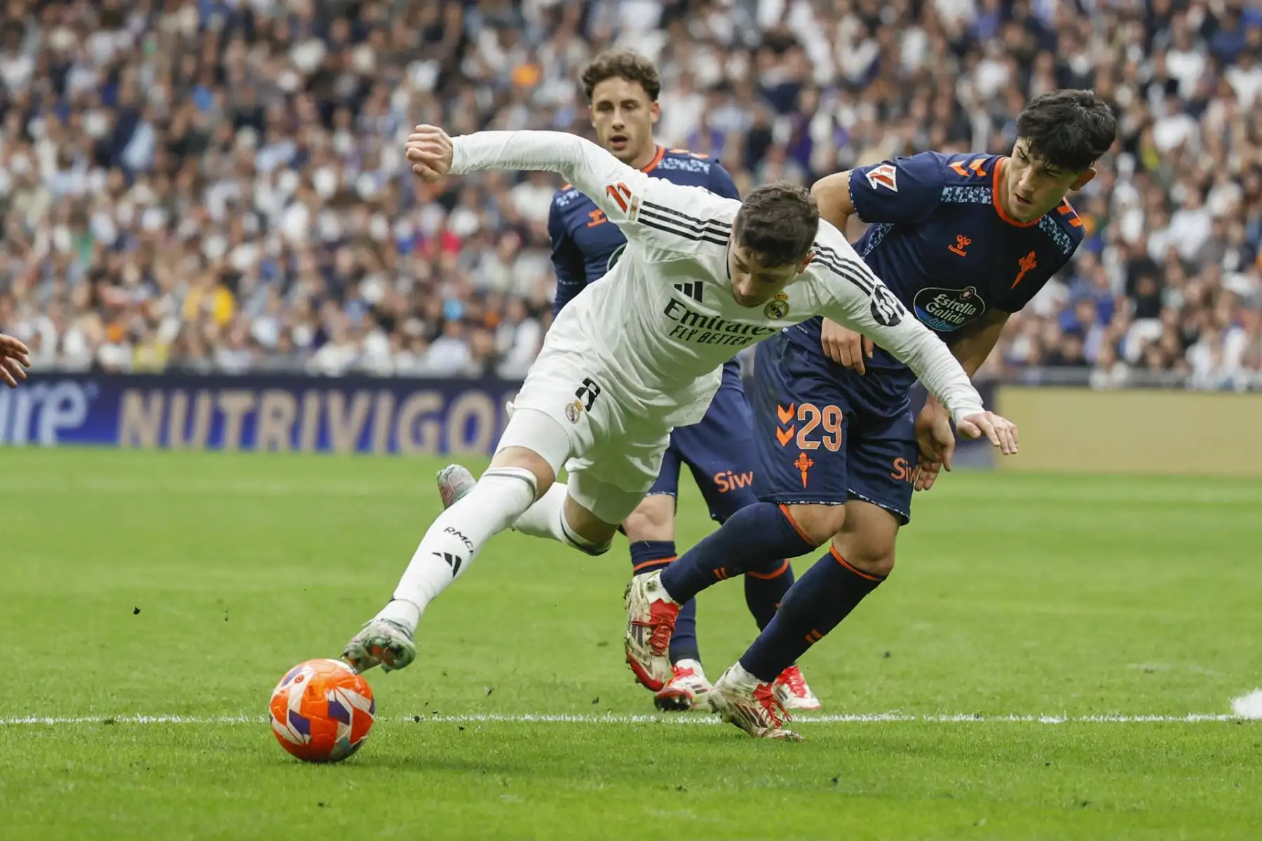 El centrocampista del Real Madrid Fede Valverde controla un balón durante el partido entre el Real Madrid y el Celta. EFE