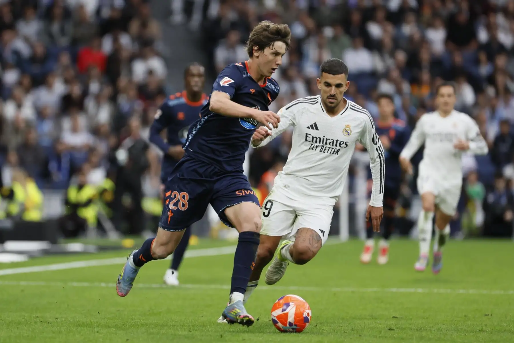 El centrocampista del Real Madrid Dani Ceballos  pelea por el balón con el centrocampista del Celta de Vigo Fer López durante el partido entre el Real Madrid y el Celta. EFE