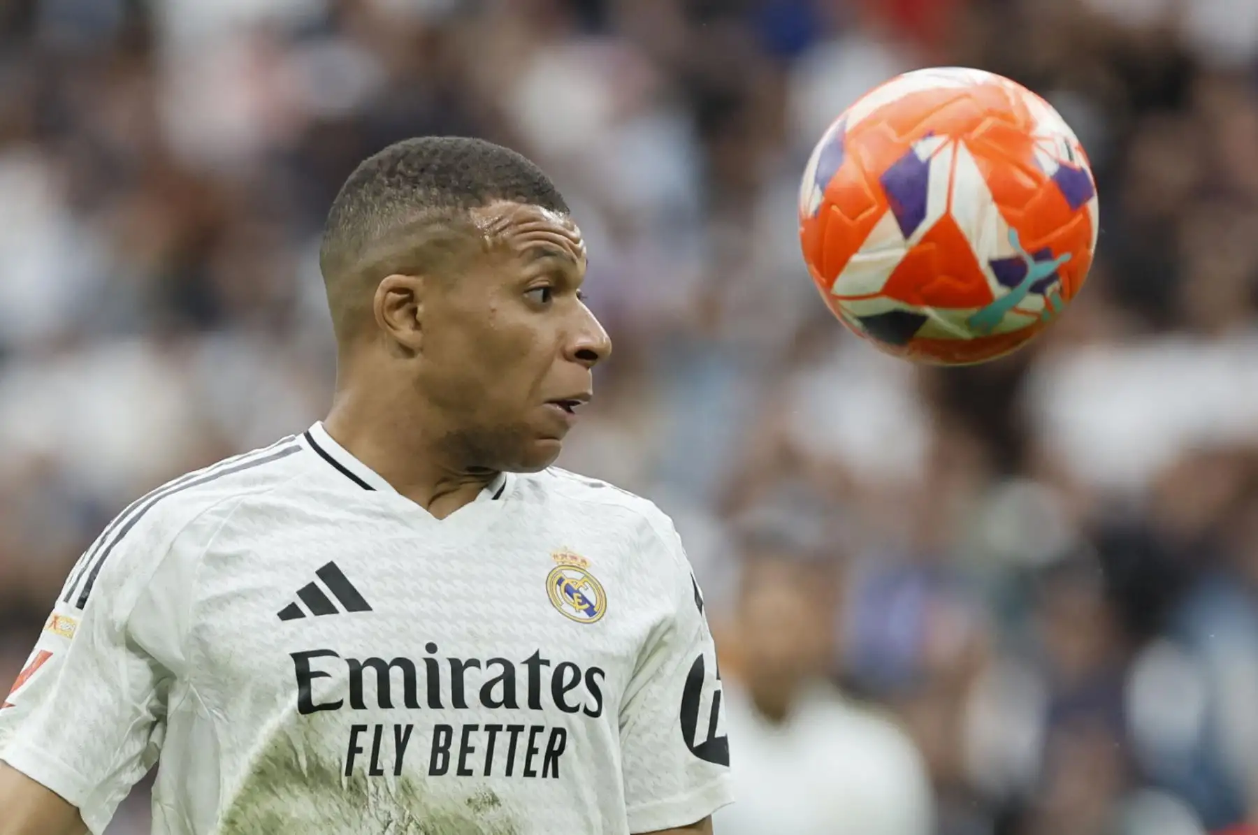 El delantero del Real Madrid Kylian Mbappé en acción durante el partido entre el Real Madrid y el Celta . EFE