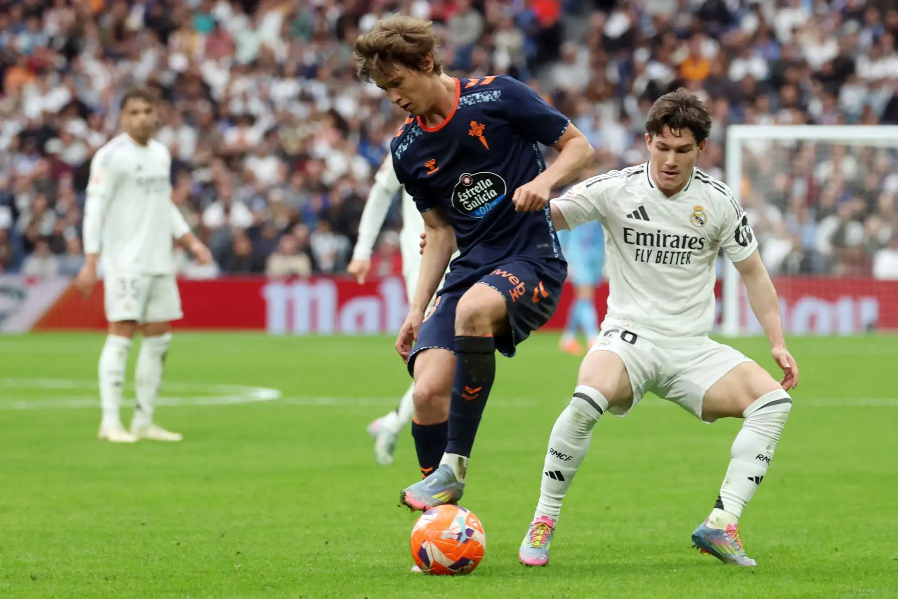 El delantero español  del Celta de Vigo, Fernando López, y el defensa español del Real Madrid, Francisco García, compiten por el balón durante el partido de la liga española entre el Real Madrid CF y el RC Celta de Vigo. Foto: AFP