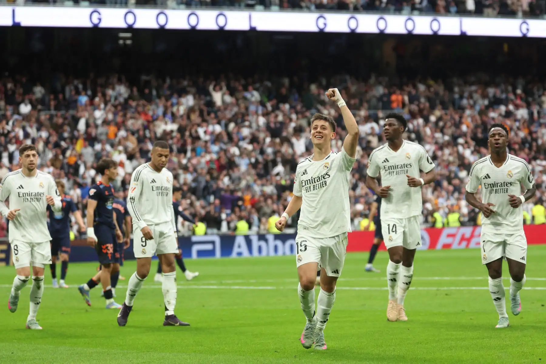 El centrocampista turco del Real Madrid, Arda Guler, celebra el primer gol durante el partido de la liga española entre el Real Madrid CF y el RC Celta de Vigo. AFP