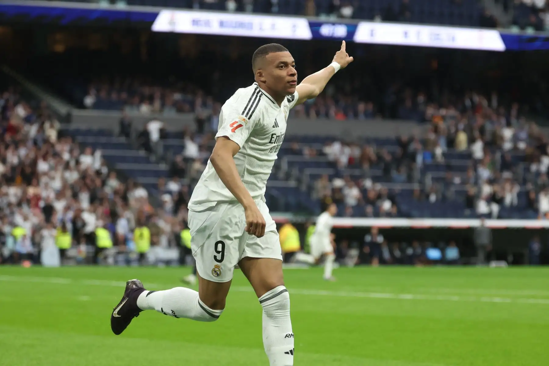 El delantero francés  del Real Madrid, Kylian Mbappé, celebra el tercer gol de su equipo durante el partido de la liga española entre el Real Madrid CF y el RC Celta de Vigo. AFP