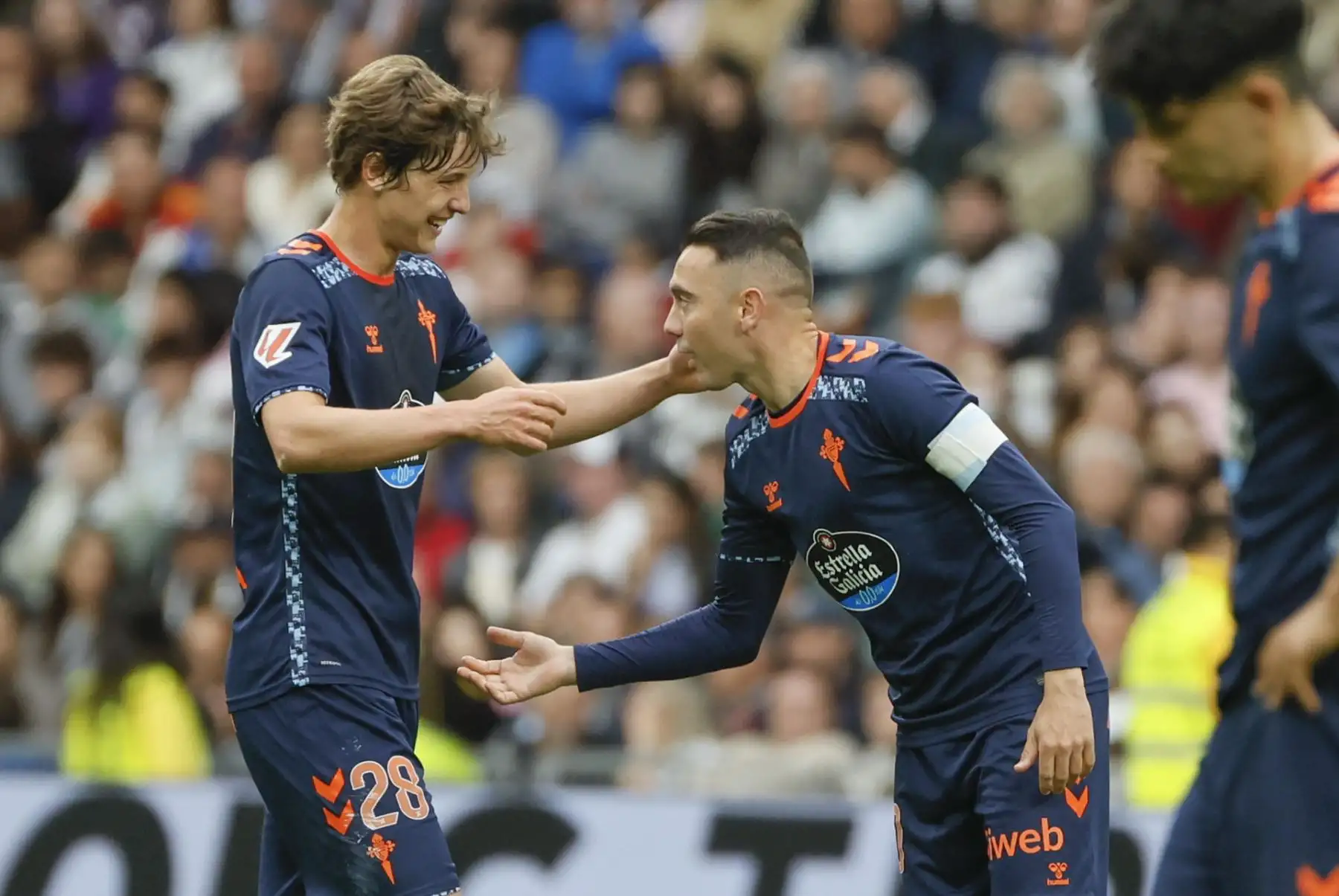 El centrocampista del Celta de Vigo Williot Theo Swedberg junto a su compañero Iago Aspas durante el partido entre el Real Madrid y el Celta. Foto: EFE