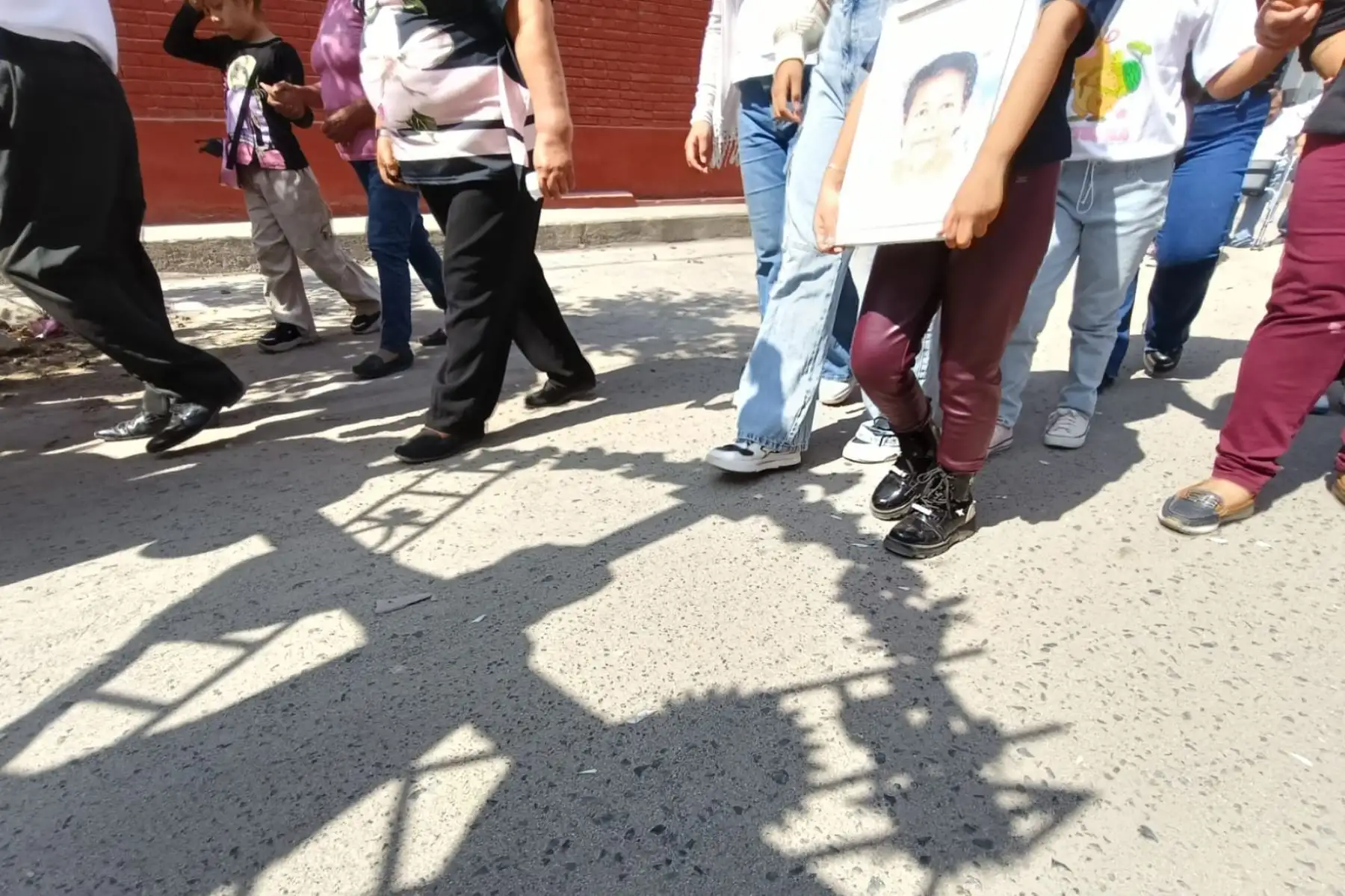 Este primer domingo de mayo, cientos de fieles celebran las Fiestas de las Cruces con tradiciones y rituales que unen a la comunidad en la fe y la esperanza, en la Parroquia Nueva Esperanza de Villa María del Triunfo.
Foto: Cortesía Walter Medina